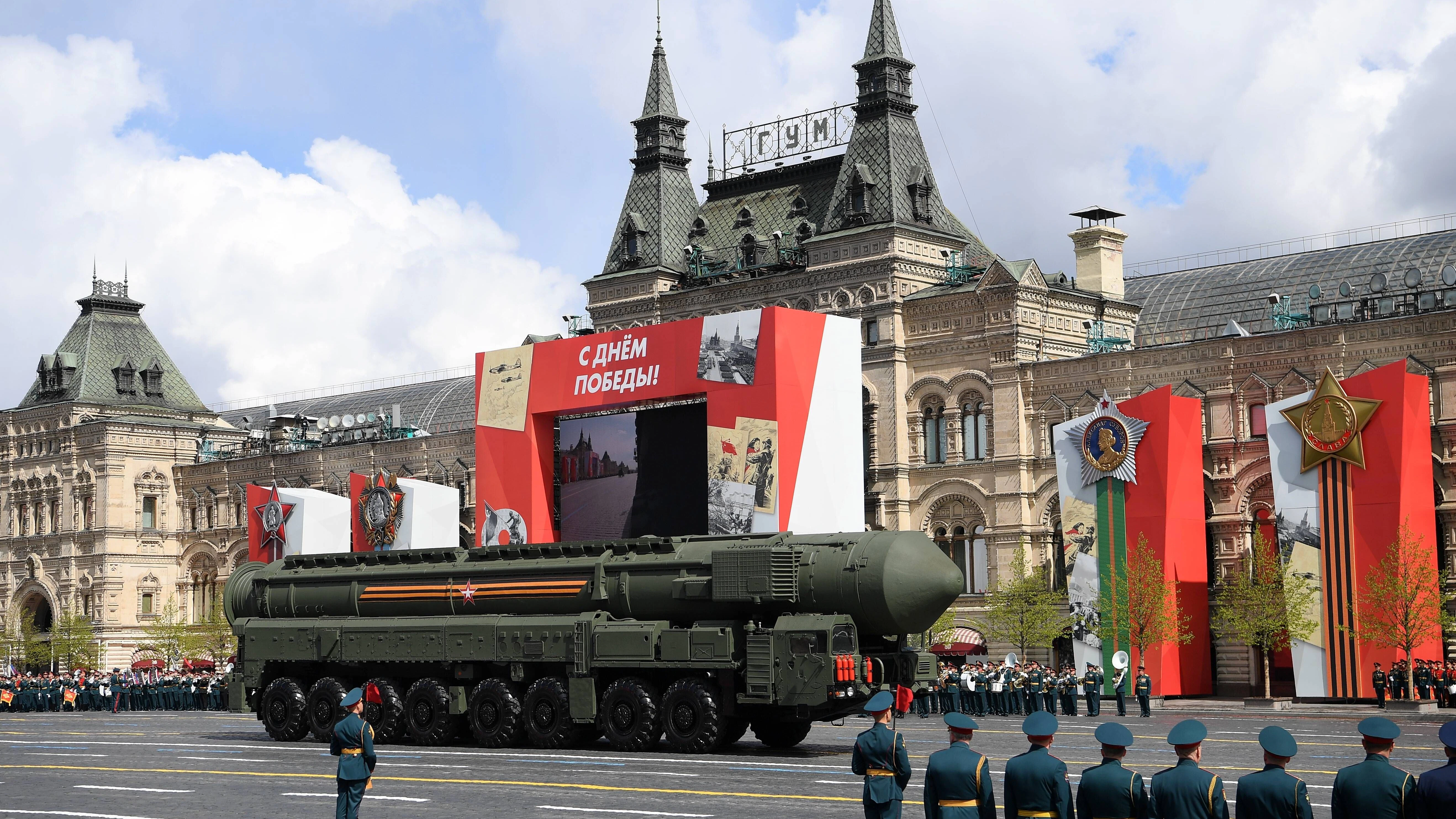 Atomraketen wurden in der Parade auf dem Roten Platz Moskaus vorgeführt.