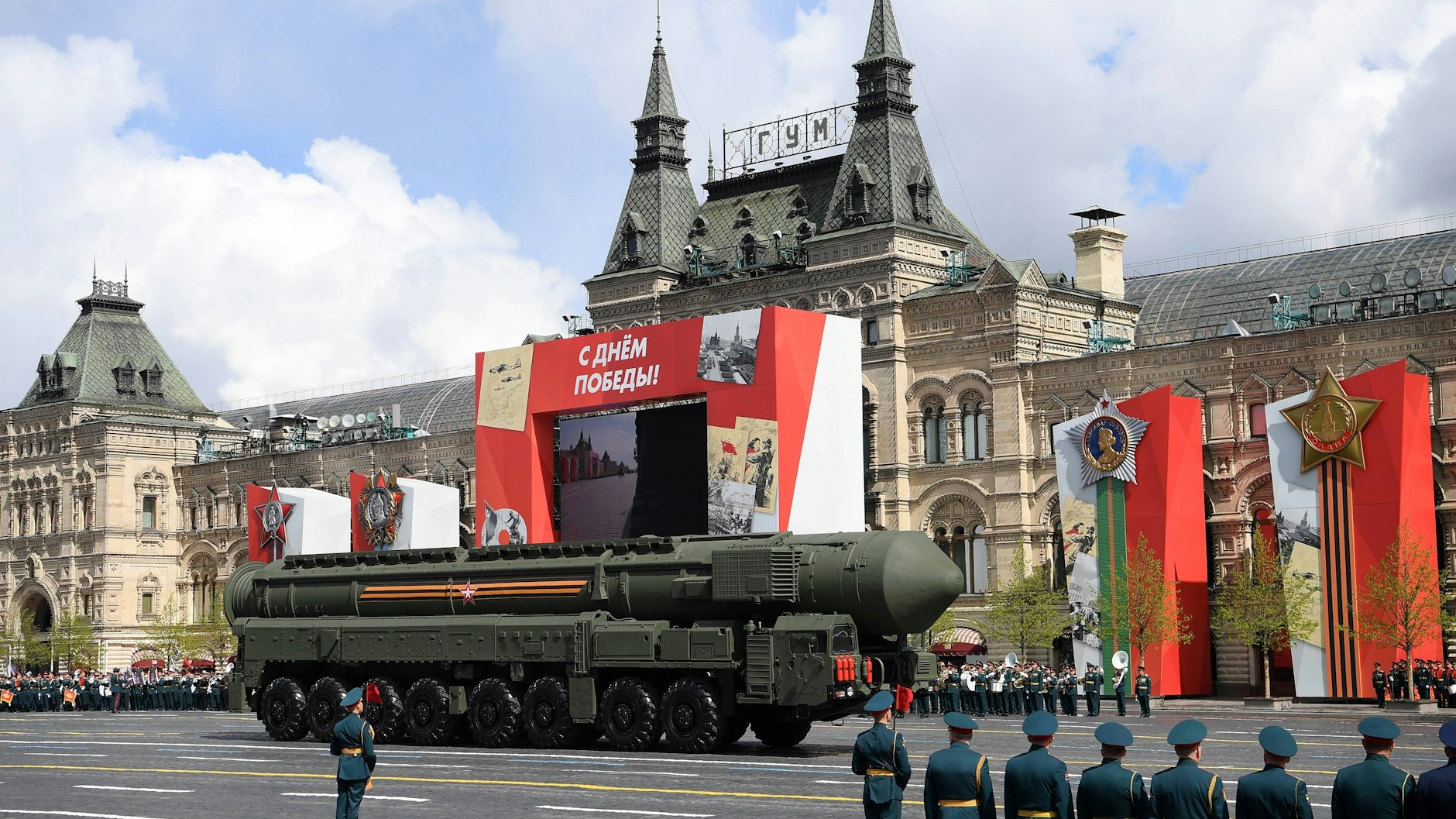 Atomraketen wurden in der Parade auf dem Roten Platz Moskaus vorgeführt.