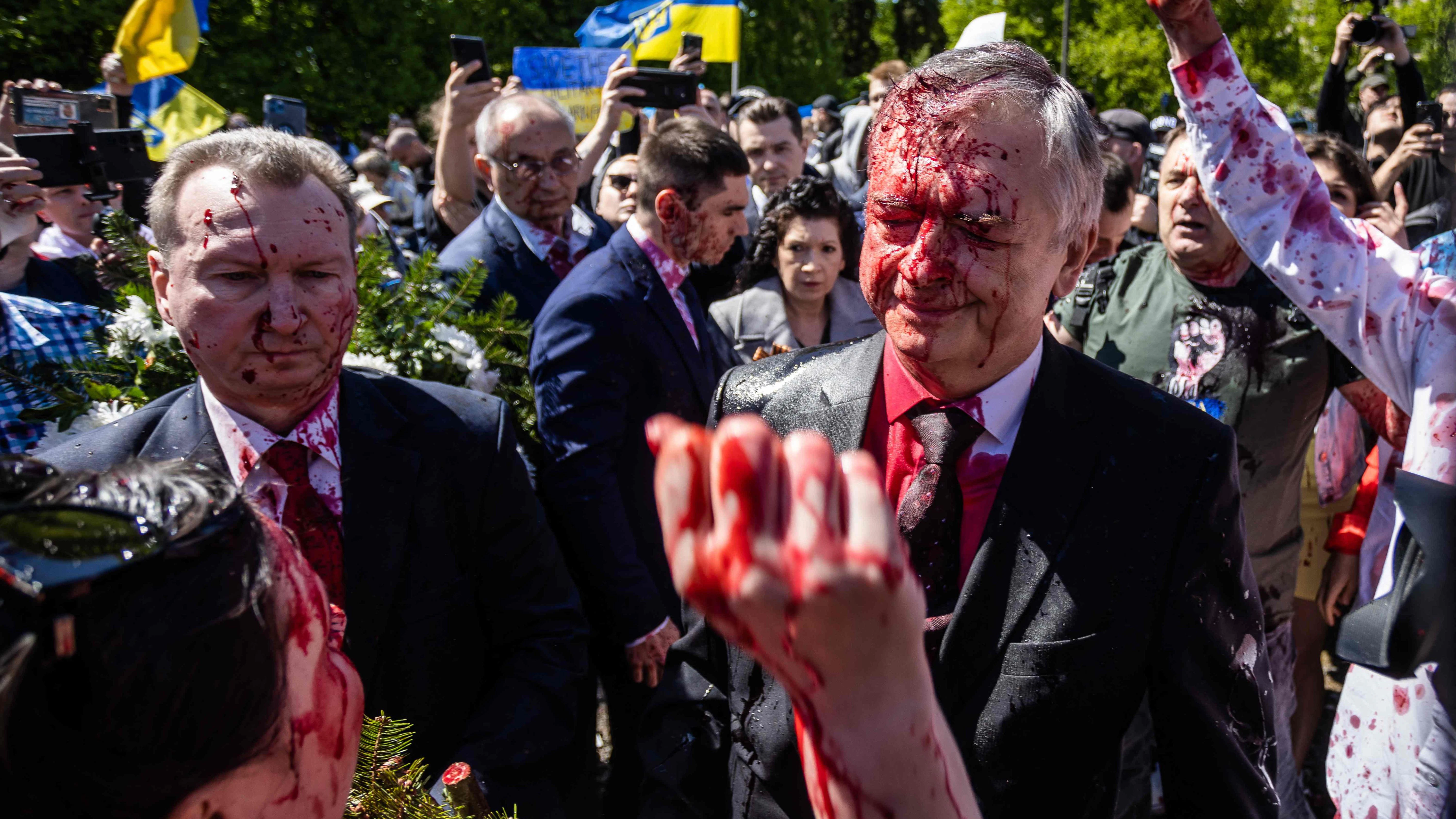 Der russische Botschafter in Polen, Sergey Andreev wurde mit blutroter Farbe bespritzt.