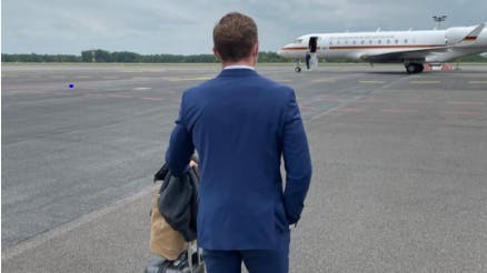 Ein Foto auf dem Instagram-Account des Sohnes von Christine Lambrecht zeigt ihn auf dem Weg zu einem Regierungsflugzeug.