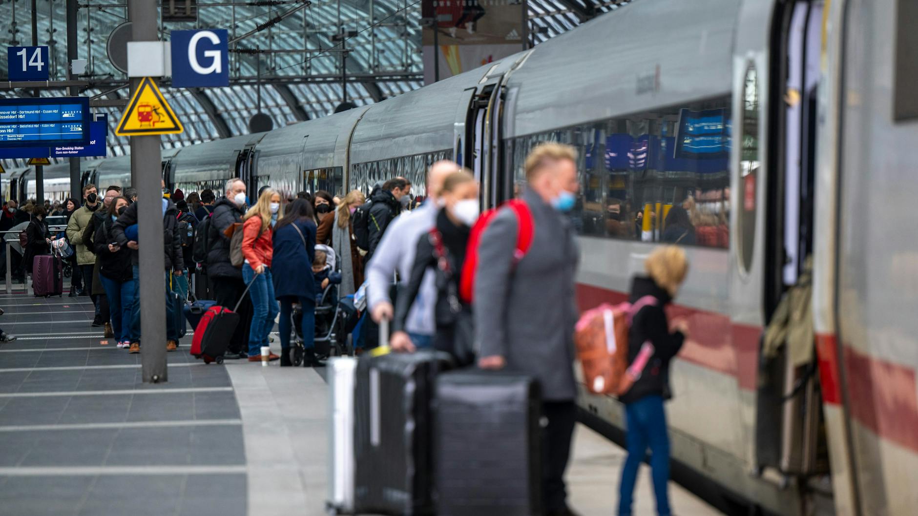 Fahrgäste auf dem Berliner Hauptbahnhof.