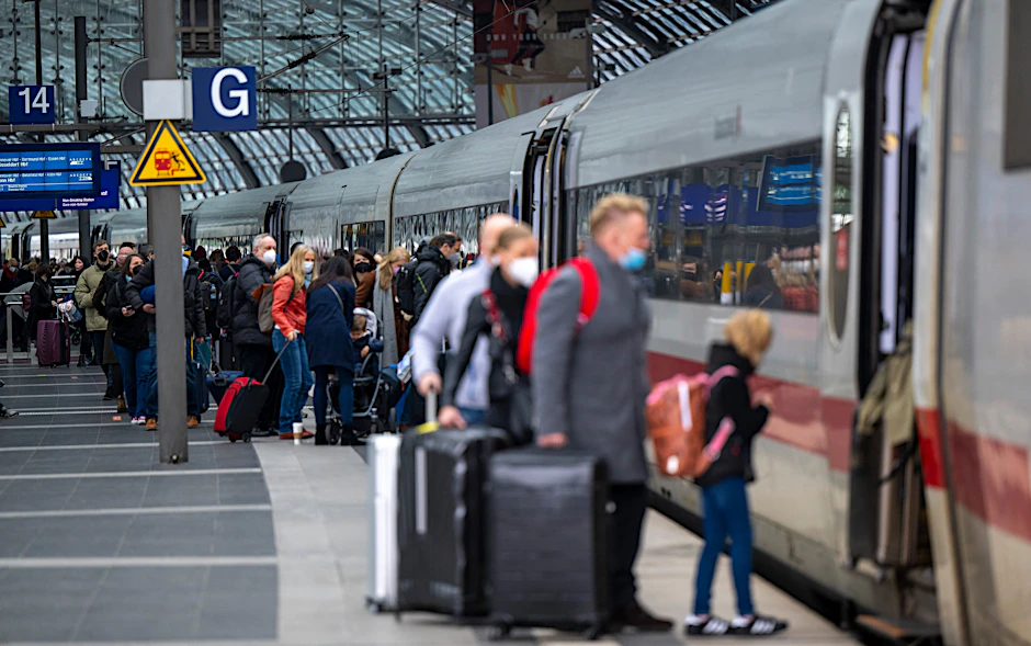 Fahrgäste auf dem Berliner Hauptbahnhof.
