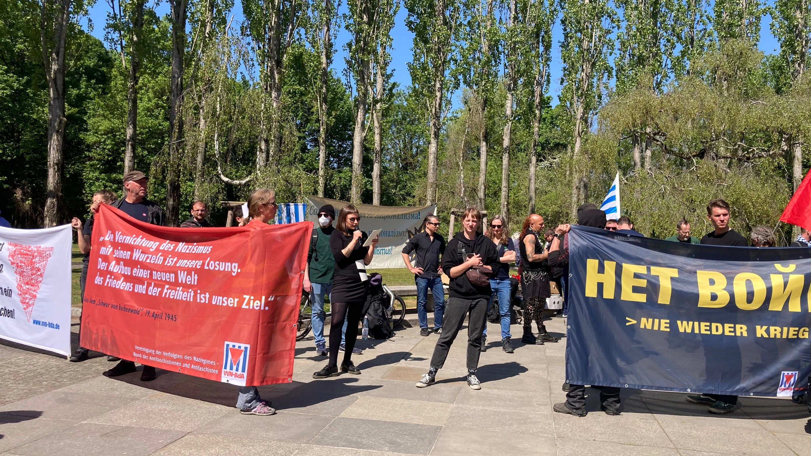 Gedenken am Ehrenmal im Treptower Park: Verein der Verfolgten des Naziregimes (VVN-BA)