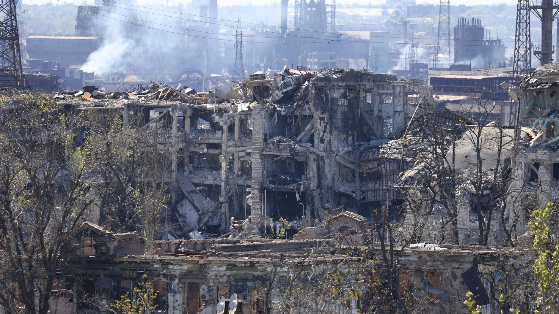 Viele Städte, wie das ostukrainische Mariupol sind schwer zerstört. Dennoch glauben britische Armee-Experten an einen ukrainischen Sieg.