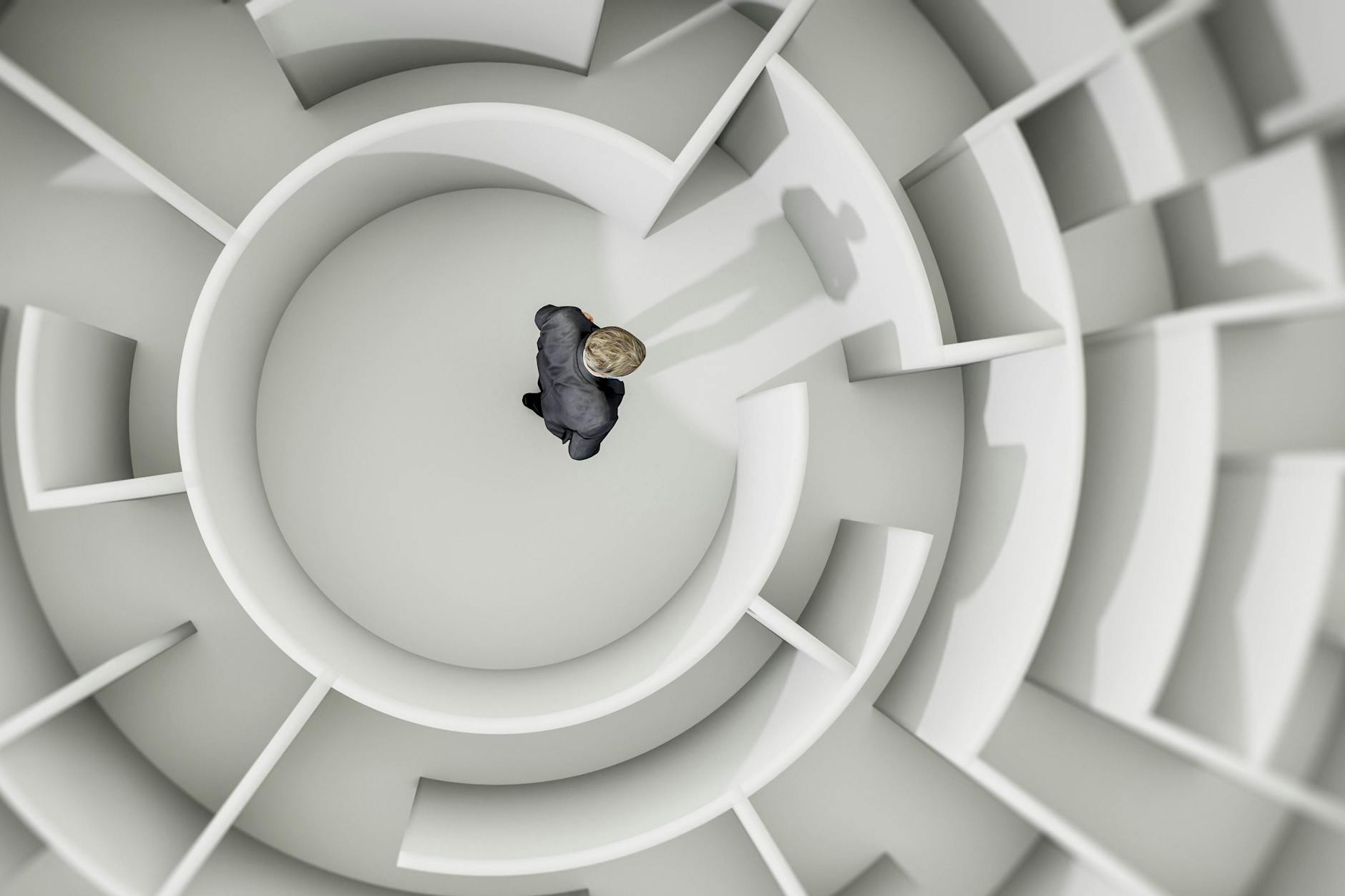 Ein Mann im Zentrum eines Labyrinths. Manchmal verirrt sich unser Autor in seinen eigenen Gedanken.