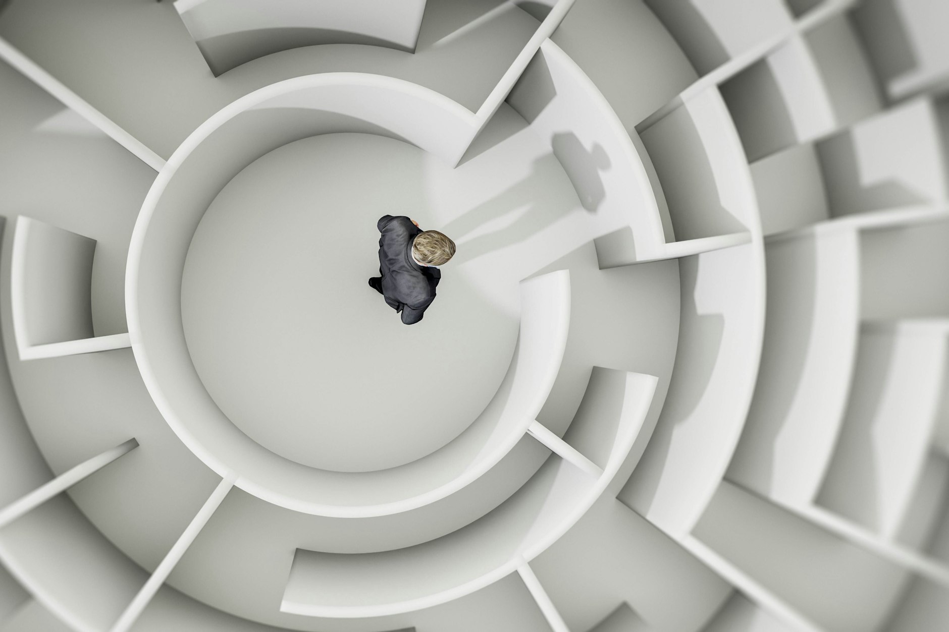 Ein Mann im Zentrum eines Labyrinths. Manchmal verirrt sich unser Autor in seinen eigenen Gedanken.