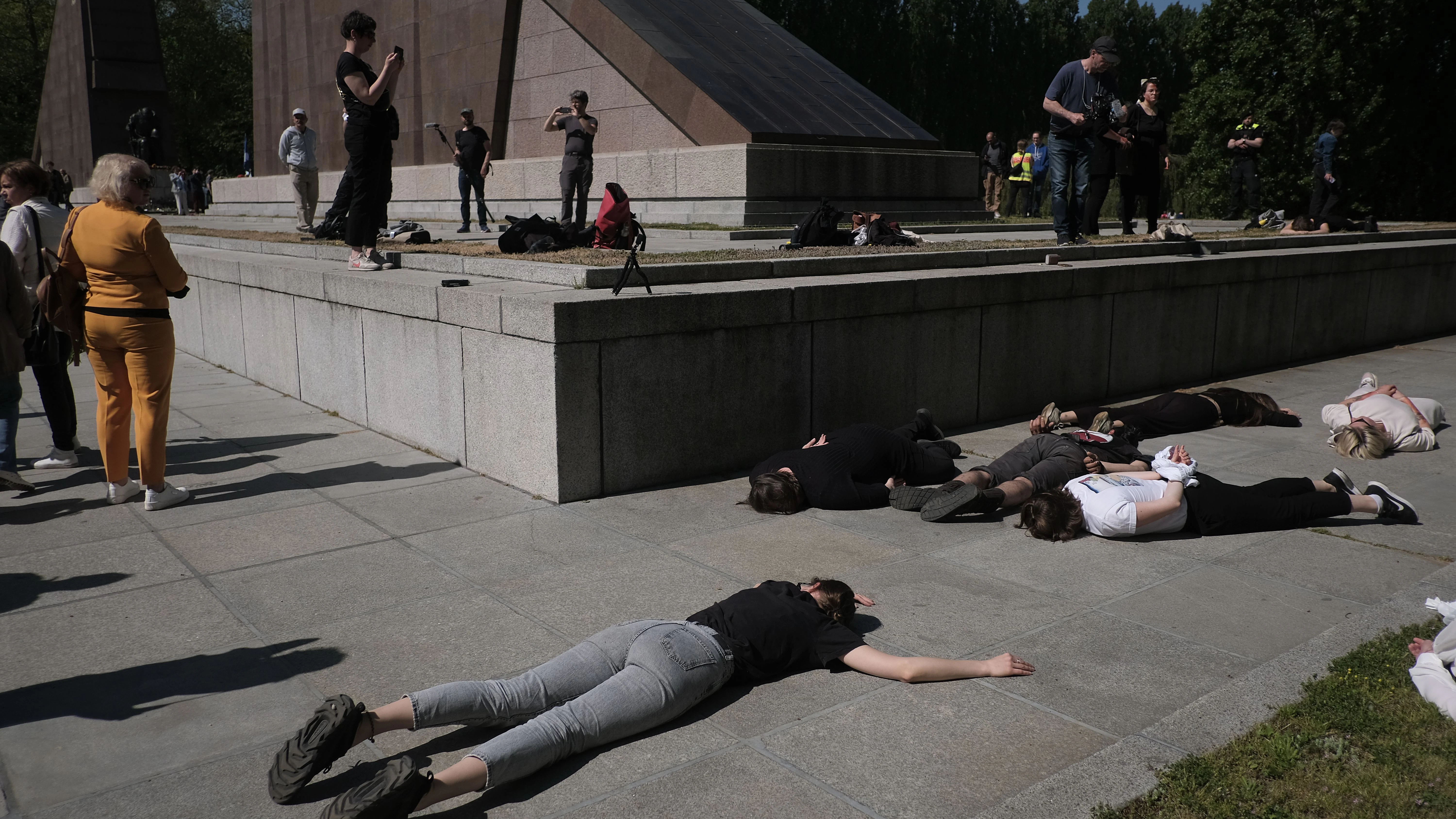 Aktivisten erinnern mit einer Protestaktion am Treptower Park an die Opfer in Butscha.
