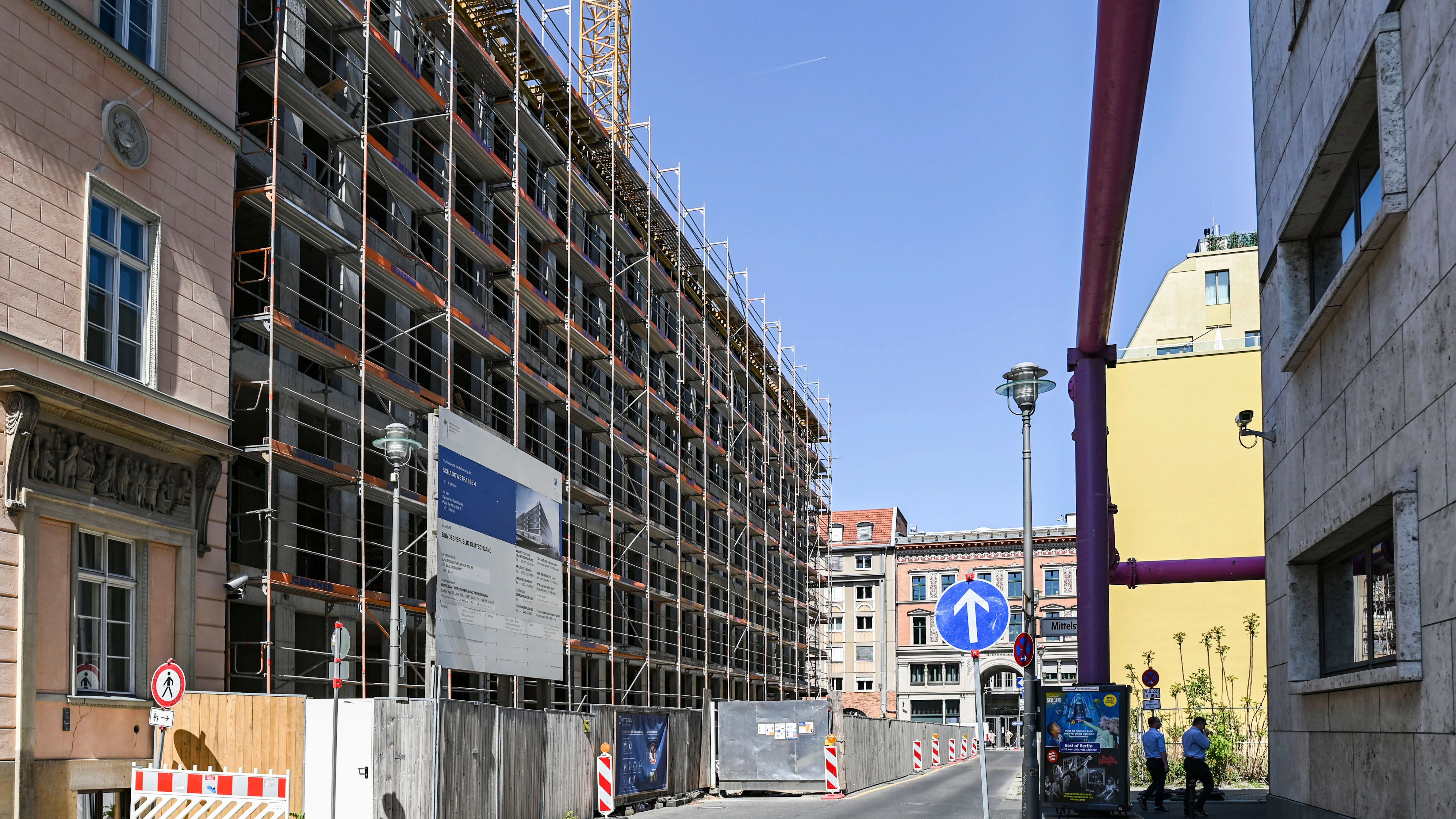 Baustelle Schadowstraße 4 Ecke Dorotheenstraße. Die Fertigstellung des Bundestags-Neubaus ist statt 2022 nun erst 2025 geplant.