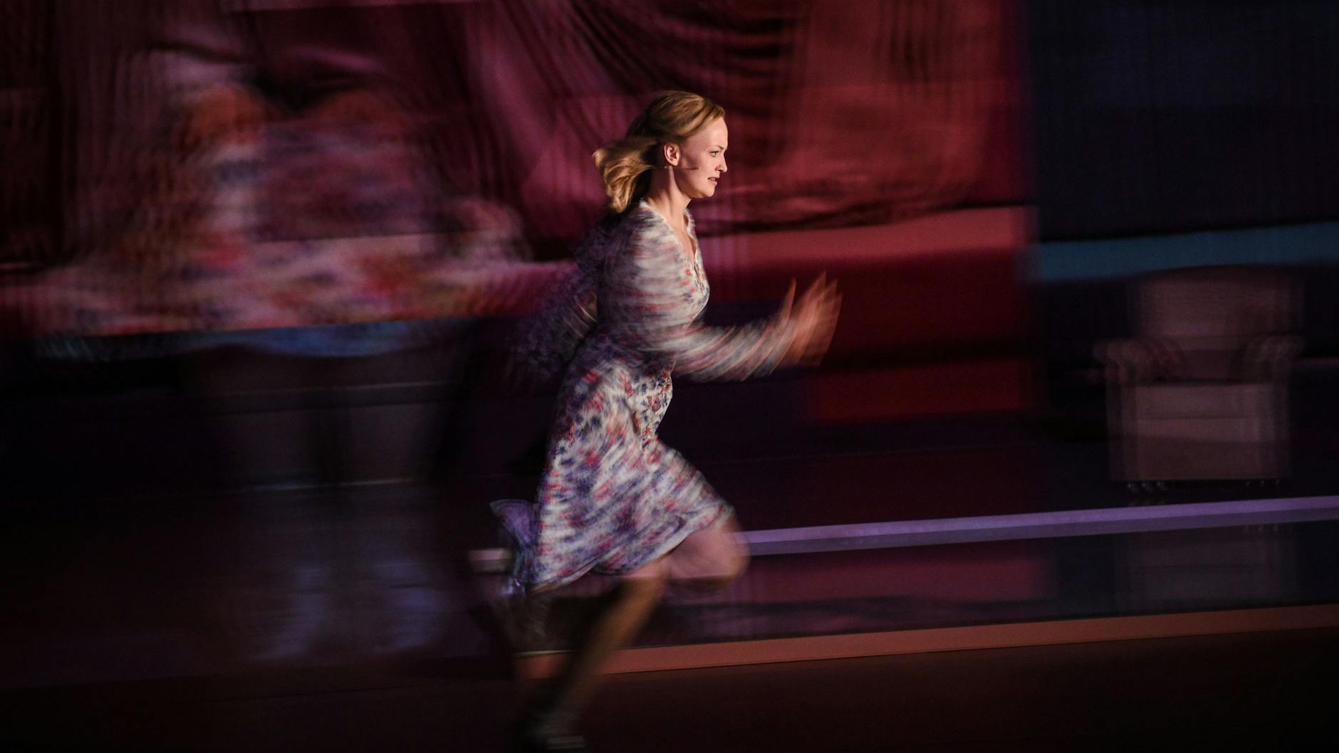 Mit Anlauf gegen die Wand: Annemarie Brüntjen als Jungfrau von Orleans.