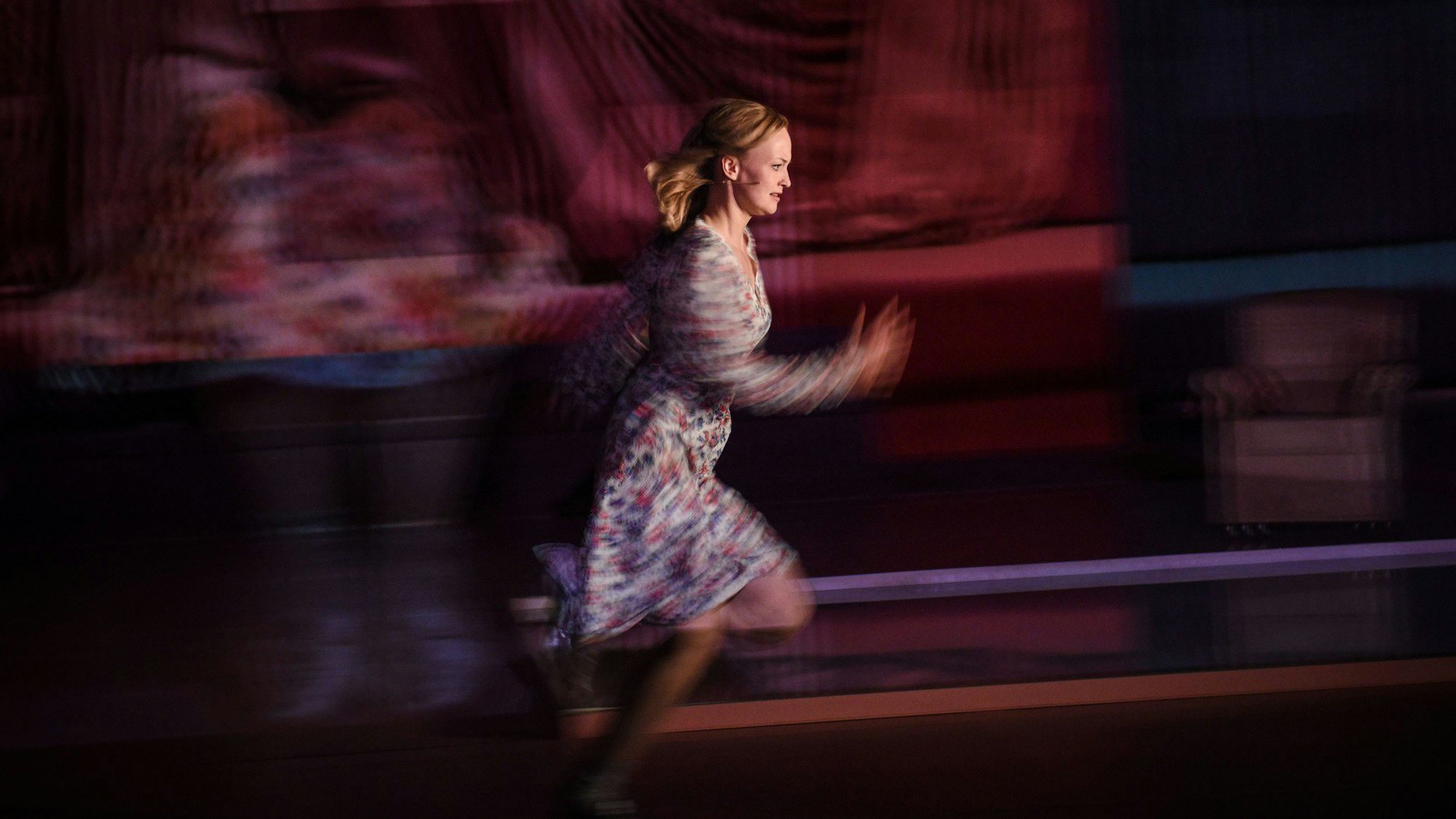 Mit Anlauf gegen die Wand: Annemarie Brüntjen als Jungfrau von Orleans.