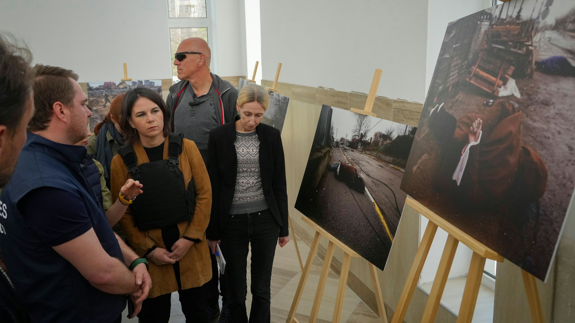 Was Reporter noch leibhaftig gesehen hatten, wurde Baerbock mit Fotos vorgeführt: Tote Zivilisten auf Straßen von Butscha.