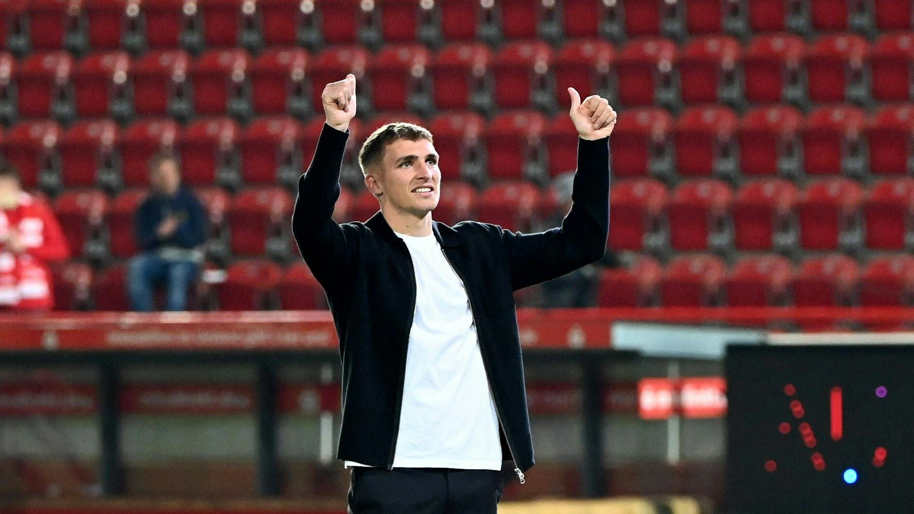 Weil die Fans nach dem verflixten 1:1 gegen Fürth nicht aufhörten nach ihm zu rufen, musste Grischa Prömel noch einmal in Zivil zurück aufs Feld.