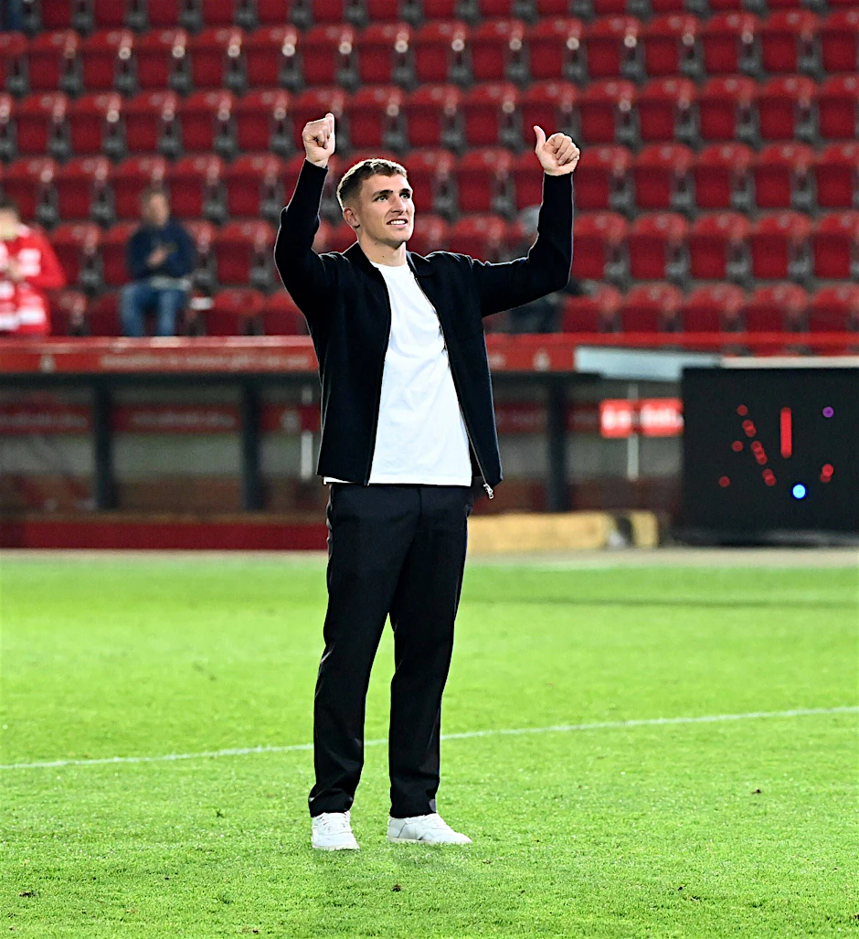 Weil die Fans nach dem verflixten 1:1 gegen Fürth nicht aufhörten nach ihm zu rufen, musste Grischa Prömel noch einmal in Zivil zurück aufs Feld.