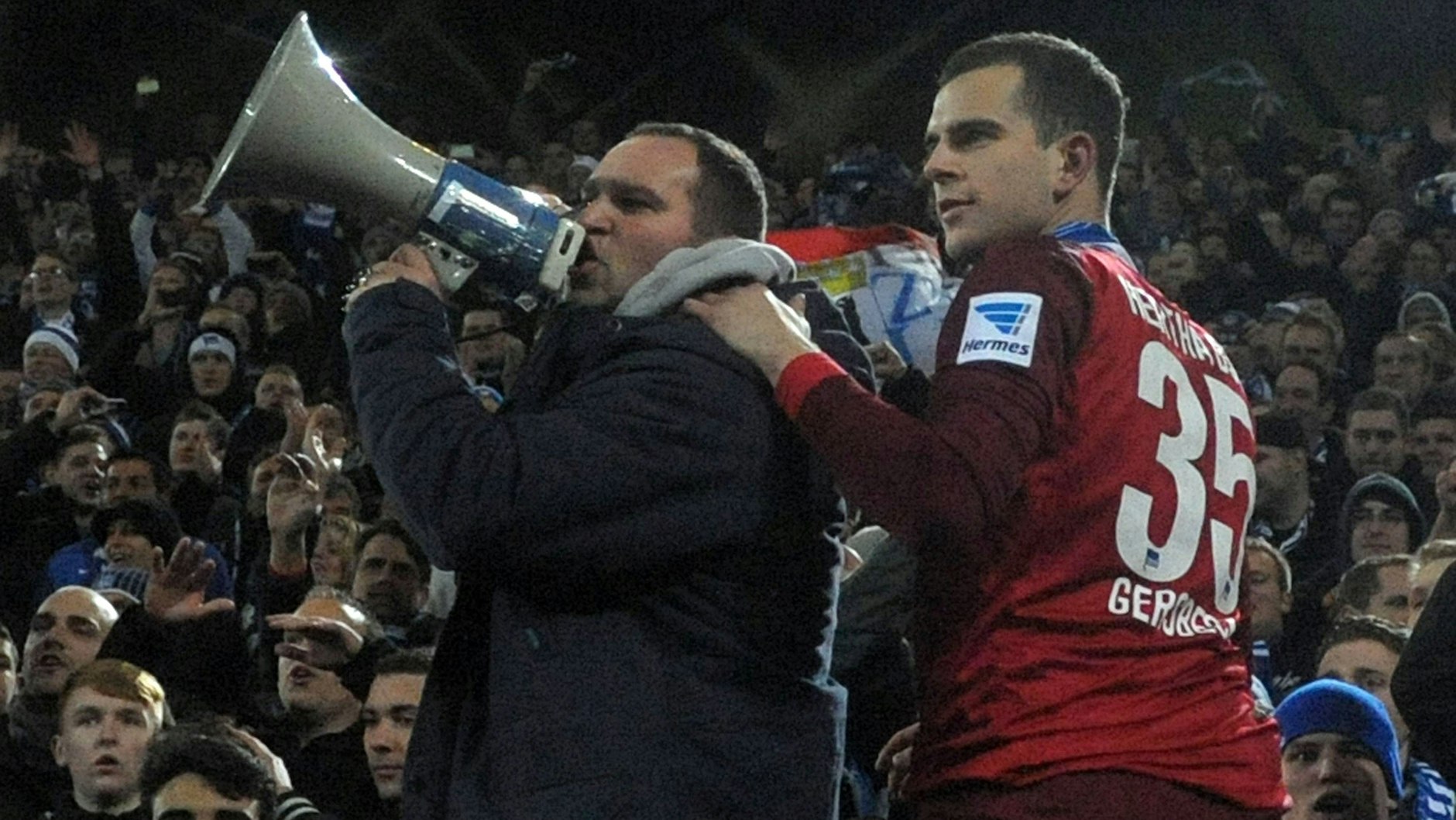 Bei Borussia Dortmund absolvierte Marius Gersbeck (r.) sein einziges Erstliga-Spiel für Hertha BSC und feierte den Erfolg hinterher ausgelassen mit den mitgereisten Fans.