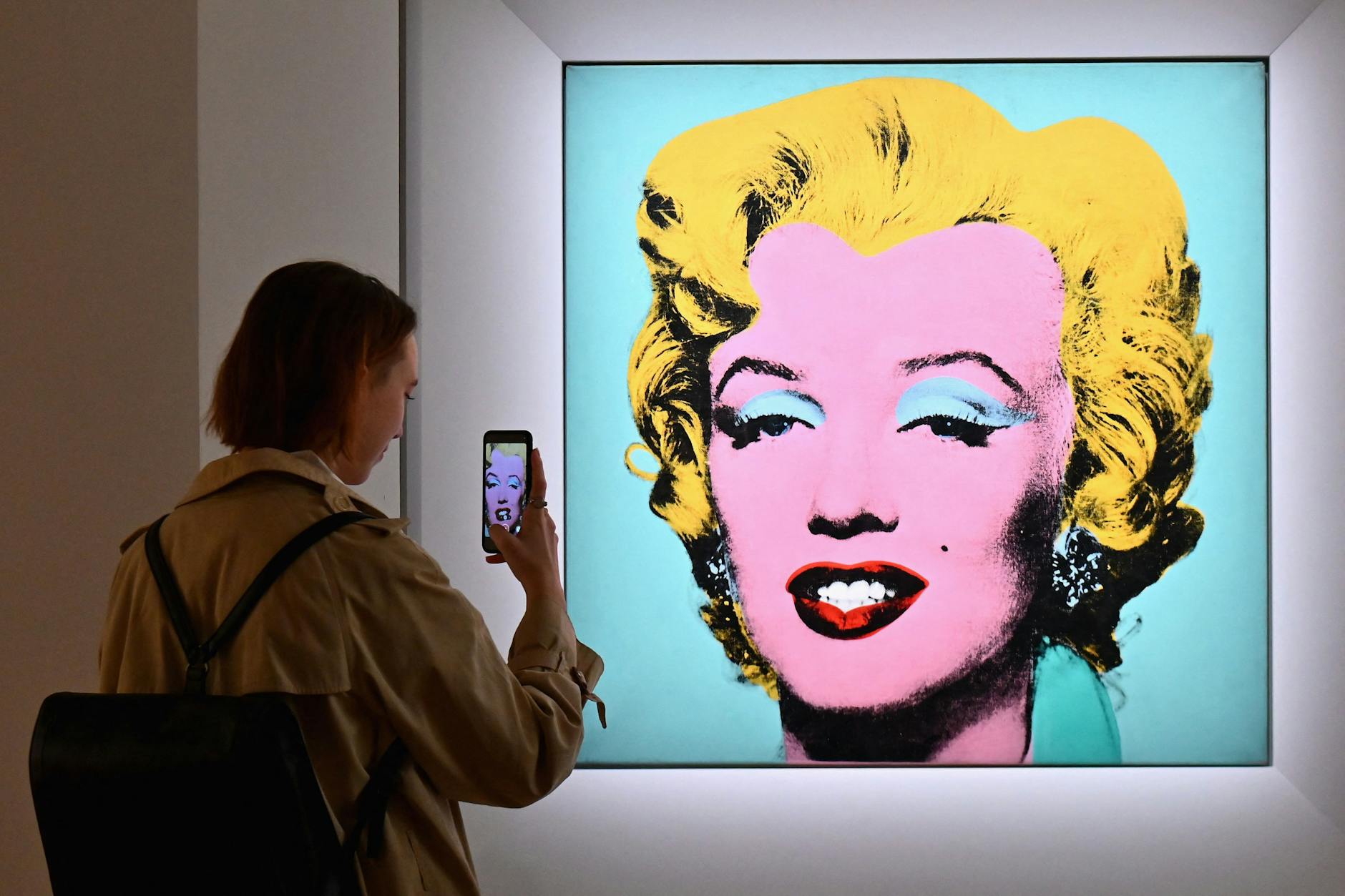 Ein ikonisches Bild - der Siebdruck "Shot Sage Blue Marilyn" vom Popart-Künstler Andy Warhol erzielte einen Wahnsinnspreis bei der Versteigerung des Auktionshauses Christie's in New York.