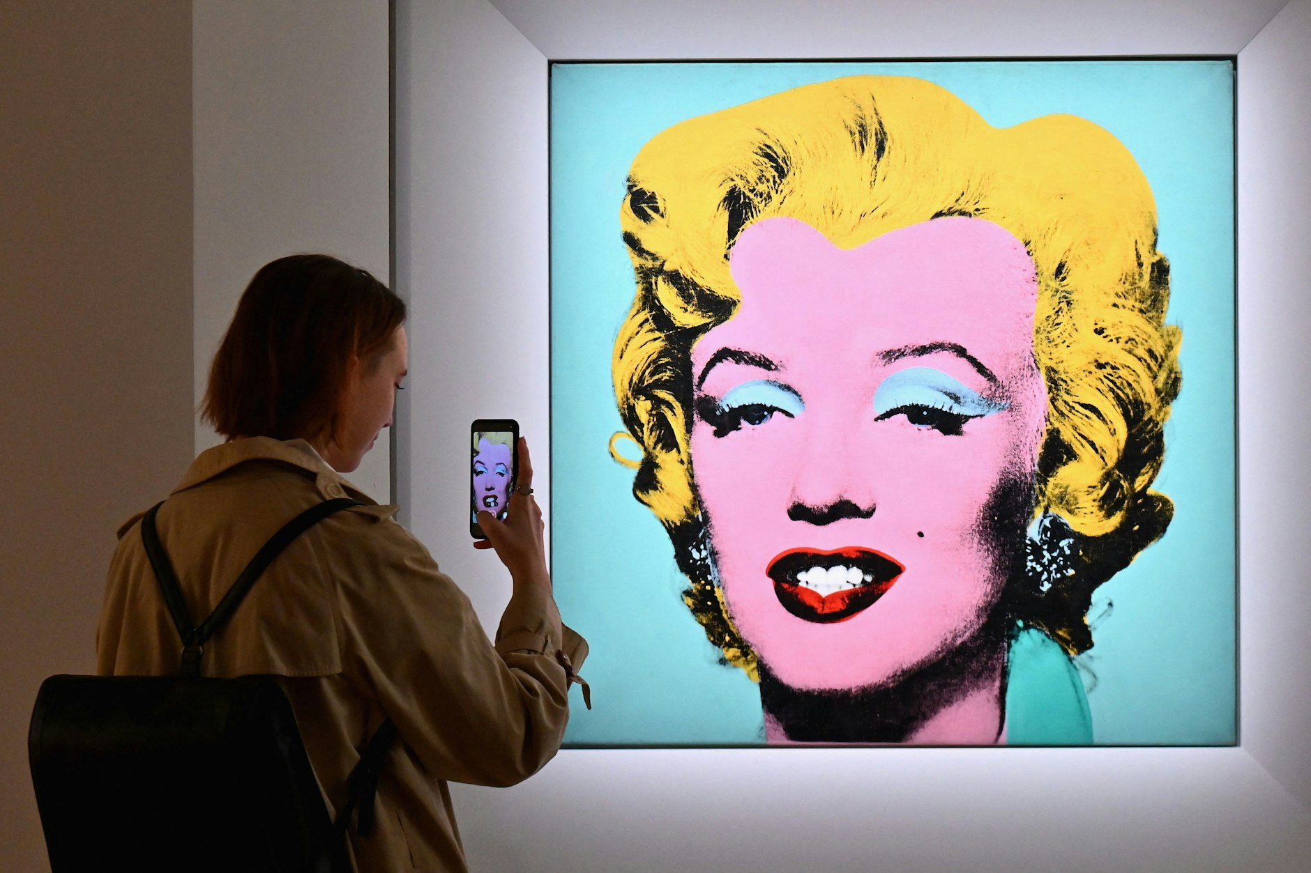 Ein ikonisches Bild - der Siebdruck "Shot Sage Blue Marilyn" vom Popart-Künstler Andy Warhol erzielte einen Wahnsinnspreis bei der Versteigerung des Auktionshauses Christie's&nbsp; in New York.