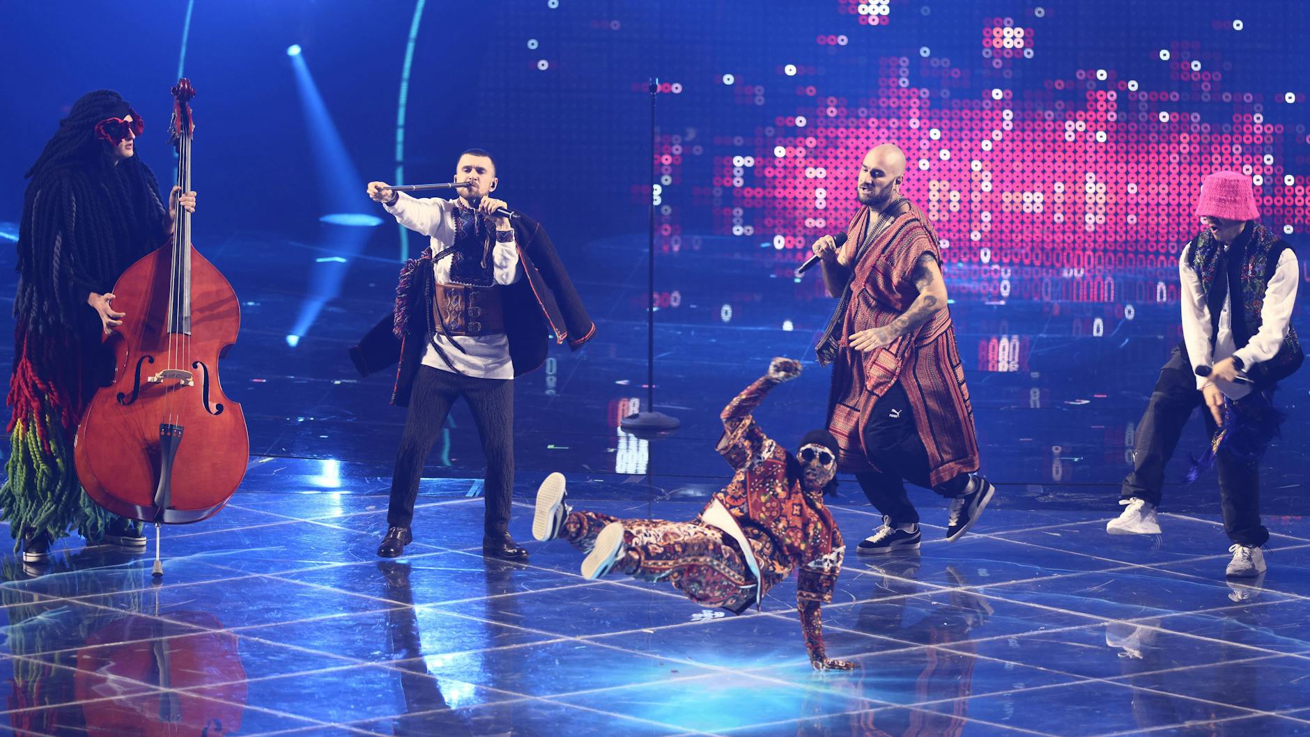 Das Kalush Orchestra aus der Ukraine performt mit dem Titel "«Stefania»" beim ersten Halbfinale des Eurovision Song Contest (ESC).