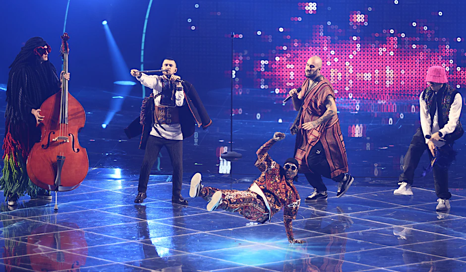 Das Kalush Orchestra aus der Ukraine performt mit dem Titel "«Stefania»" beim ersten Halbfinale des Eurovision Song Contest (ESC).