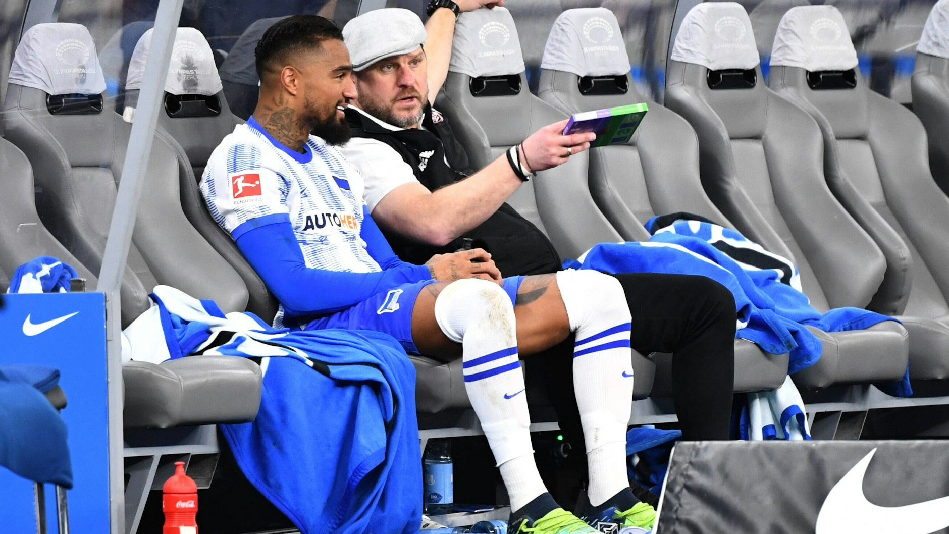 Steffen Baumgart tauschte sich mit Herthas-Routinier Prince Boateng beim letzten Duell länger aus.