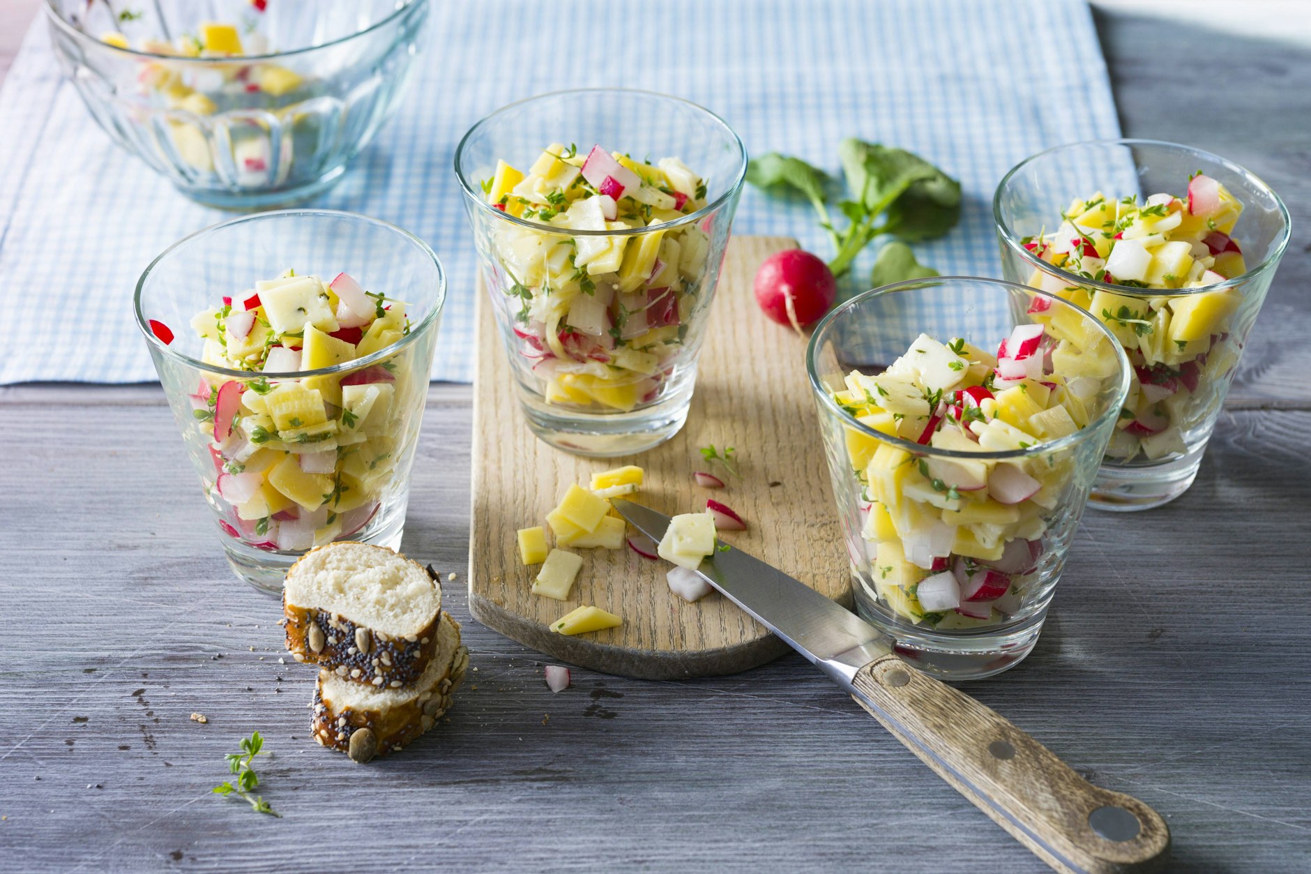 Ein leckerer Käsesalat schmeckt zum Grillen hervorragend. (Symbolfoto)