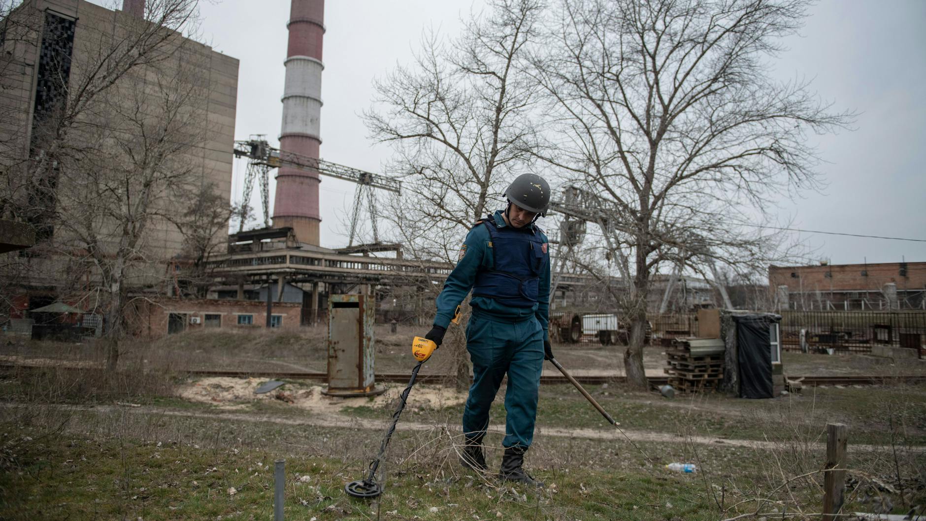 Einsatzkräfte suchen in der Region Luhansk nach Minen (Symbolbild). Durch das unsichere Gebiet verläuft eine wichtige Gas-Pipeline.