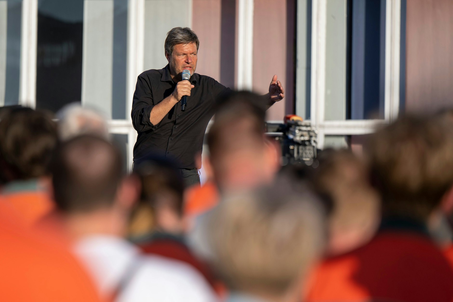 Vor Ort: Bundeswirtschaftsminister Robert Habeck erklärt der Belegschaft am Montagabend seine Rettungspläne.