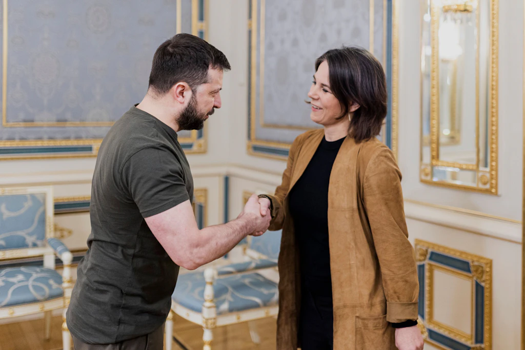 Ukraine: Präsident Selenskyj empfängt Baerbock und dankt Deutschland