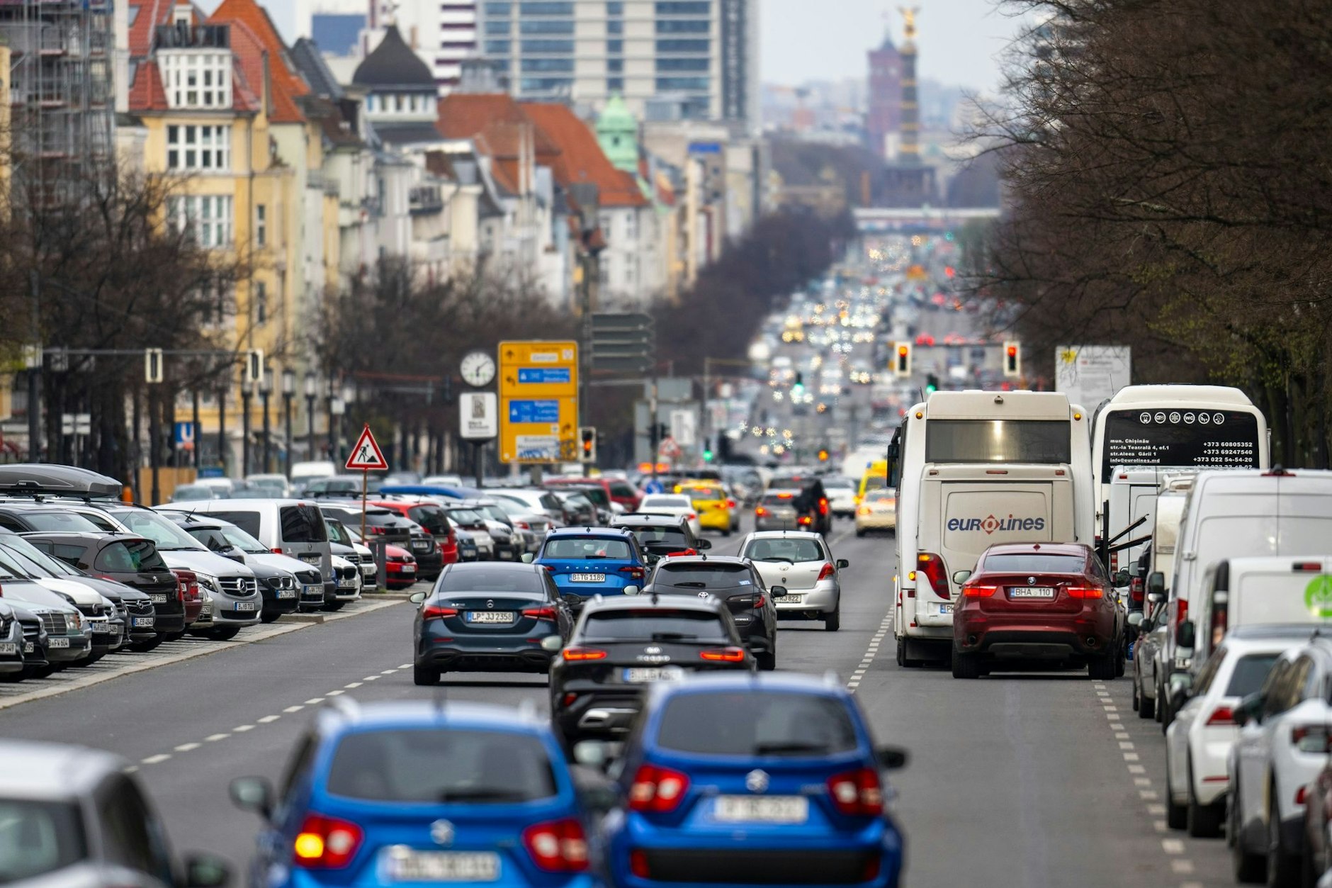 Berlin: Der Kaiserdamm mit vielen Autos, der Deutschen Lieblinge.