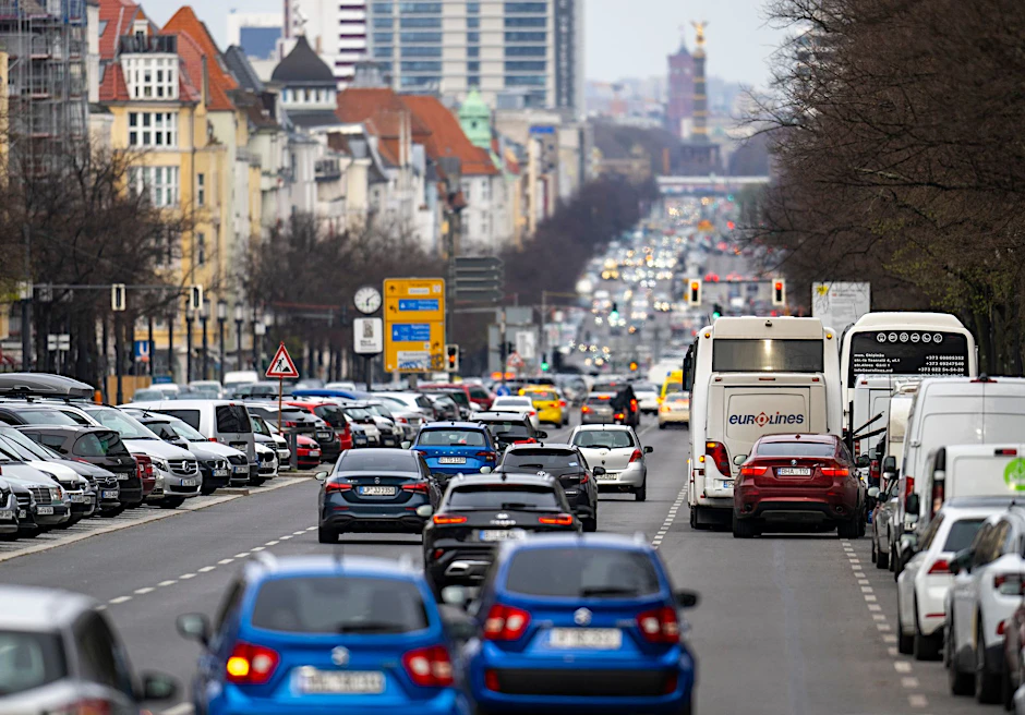 Berlin: Der Kaiserdamm mit vielen Autos, der Deutschen Lieblinge.