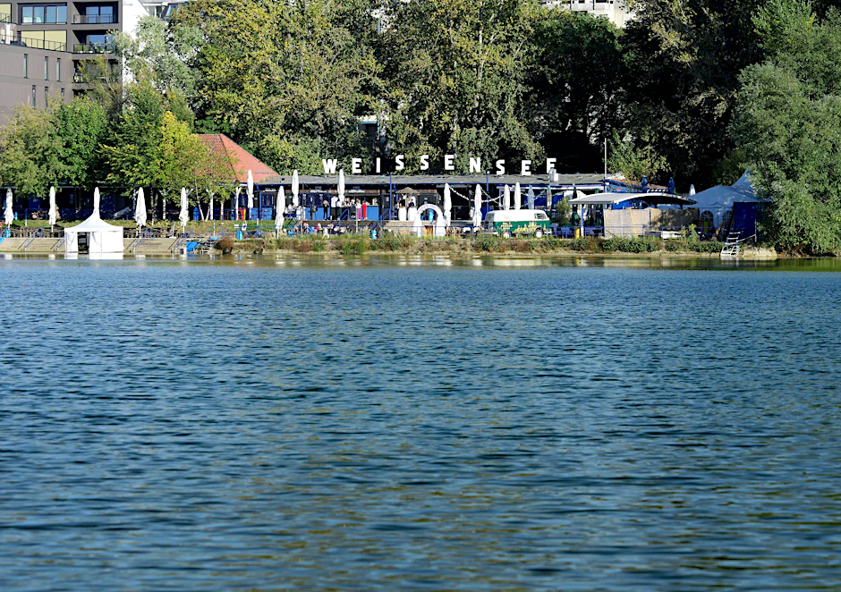 Das Strandbad Weißensee hat schon geöffnet. Vom Baden wird aber noch abgeraten.