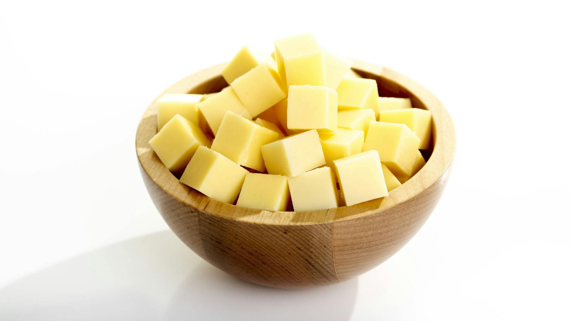 Die Grundlage für diesen leckeren Salat sind Käsewürfel.