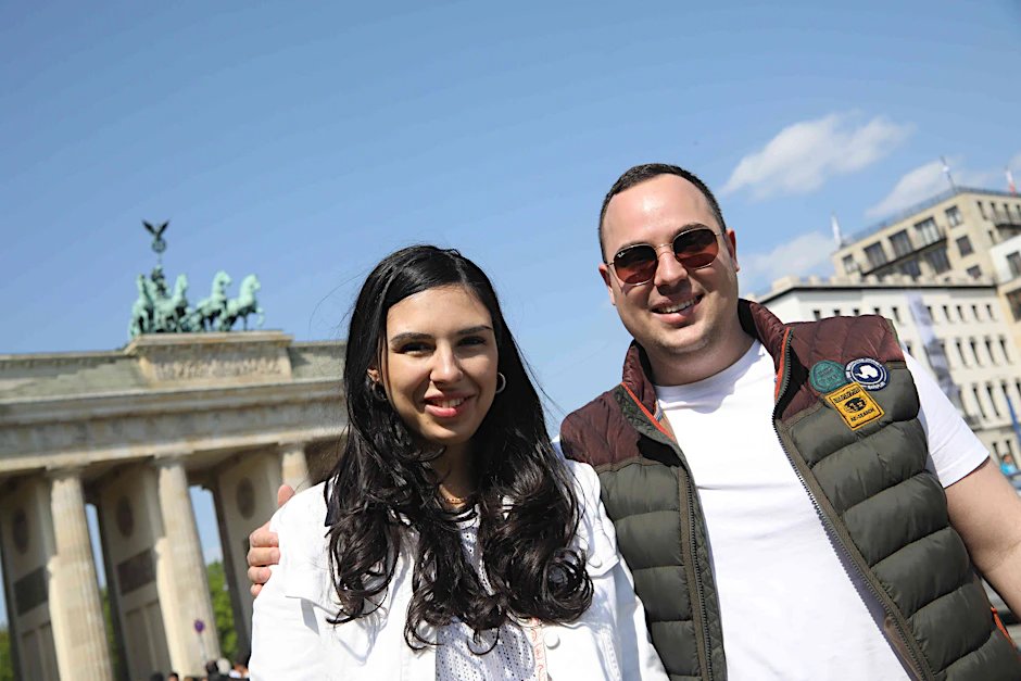 Die Touristen sind wieder in Berlin. Ivana (25) und Peter (25) kommen aus Montenegro.
          Ivana und Peter sagen: Wir sind das erste Mal seit drei Jahren unterwegs.