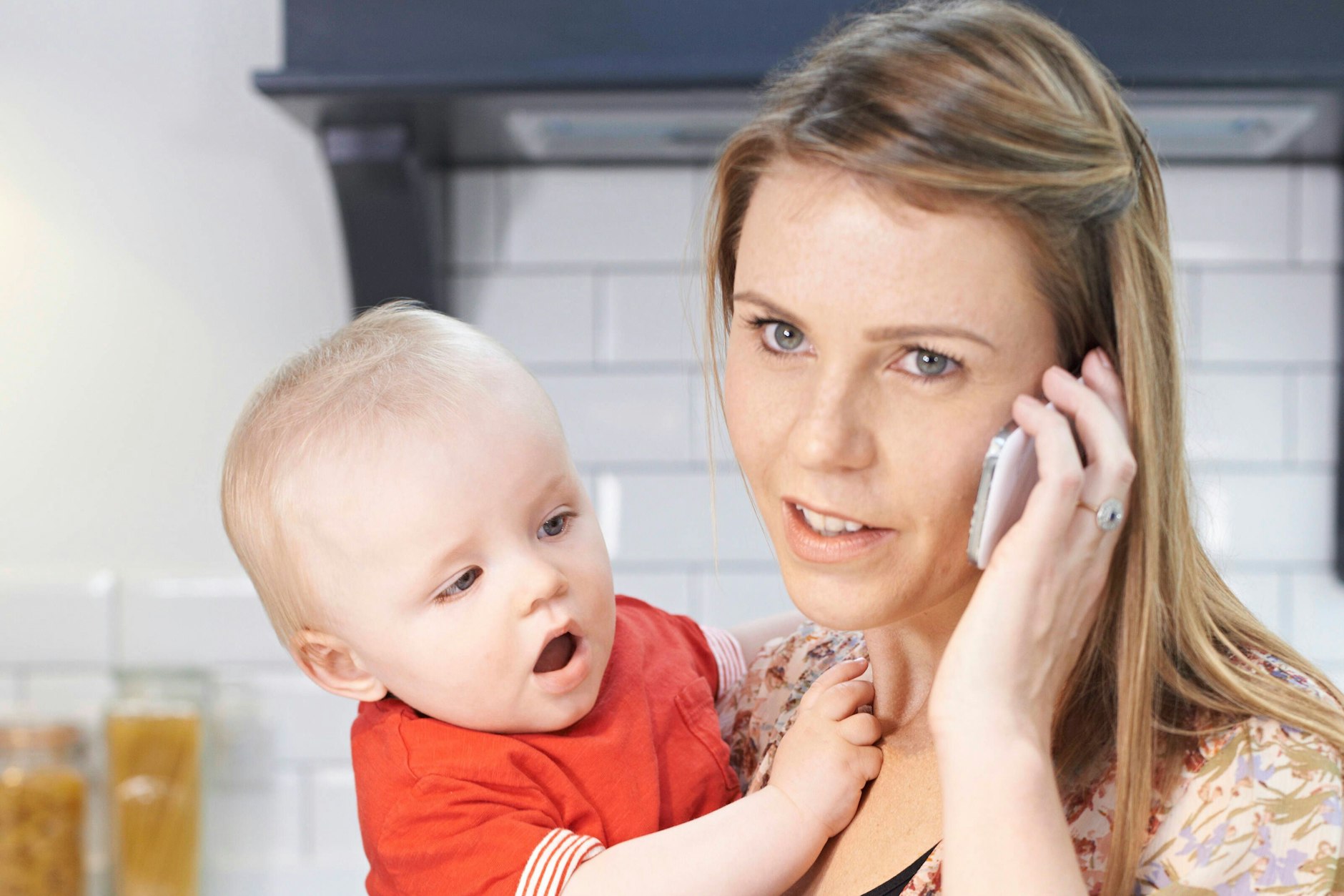 Das Leben als Mutter ist herausfordernd und verlangt uns vieles gleichzeitig ab. Doch das Handy sollte immer an zweiter Stelle stehen.