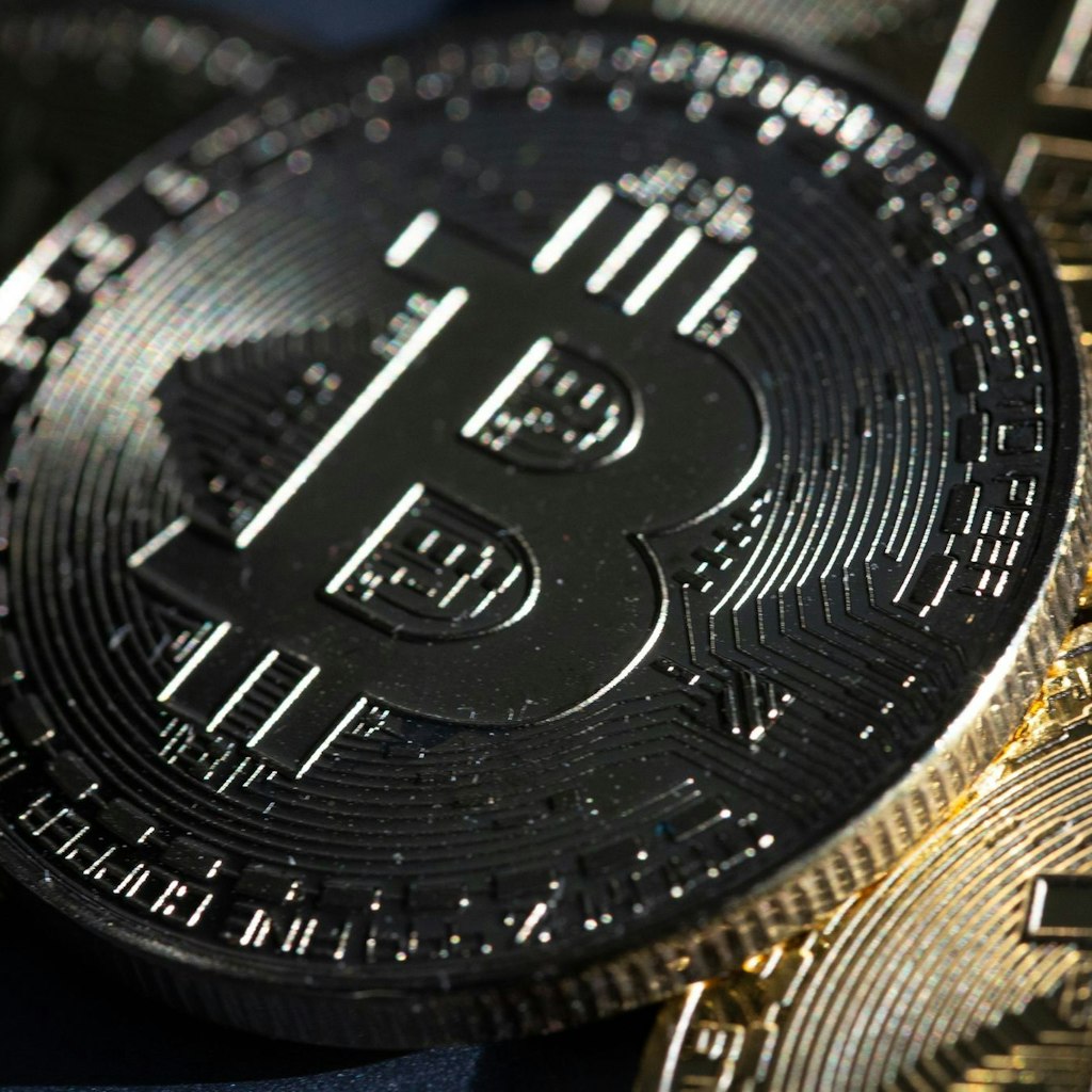 Warum stürzt der Bitcoin aktuell so ab – und sollte ich trotzdem  investieren?