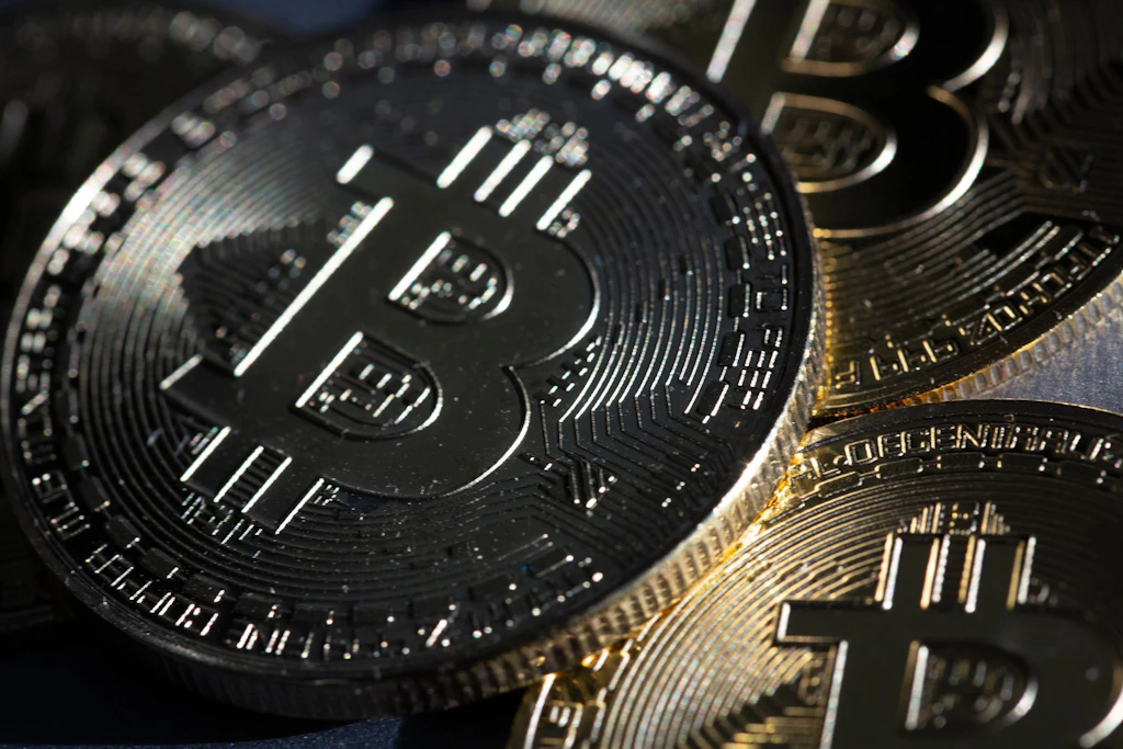 Warum stürzt der Bitcoin aktuell so ab – und sollte ich trotzdem investieren?