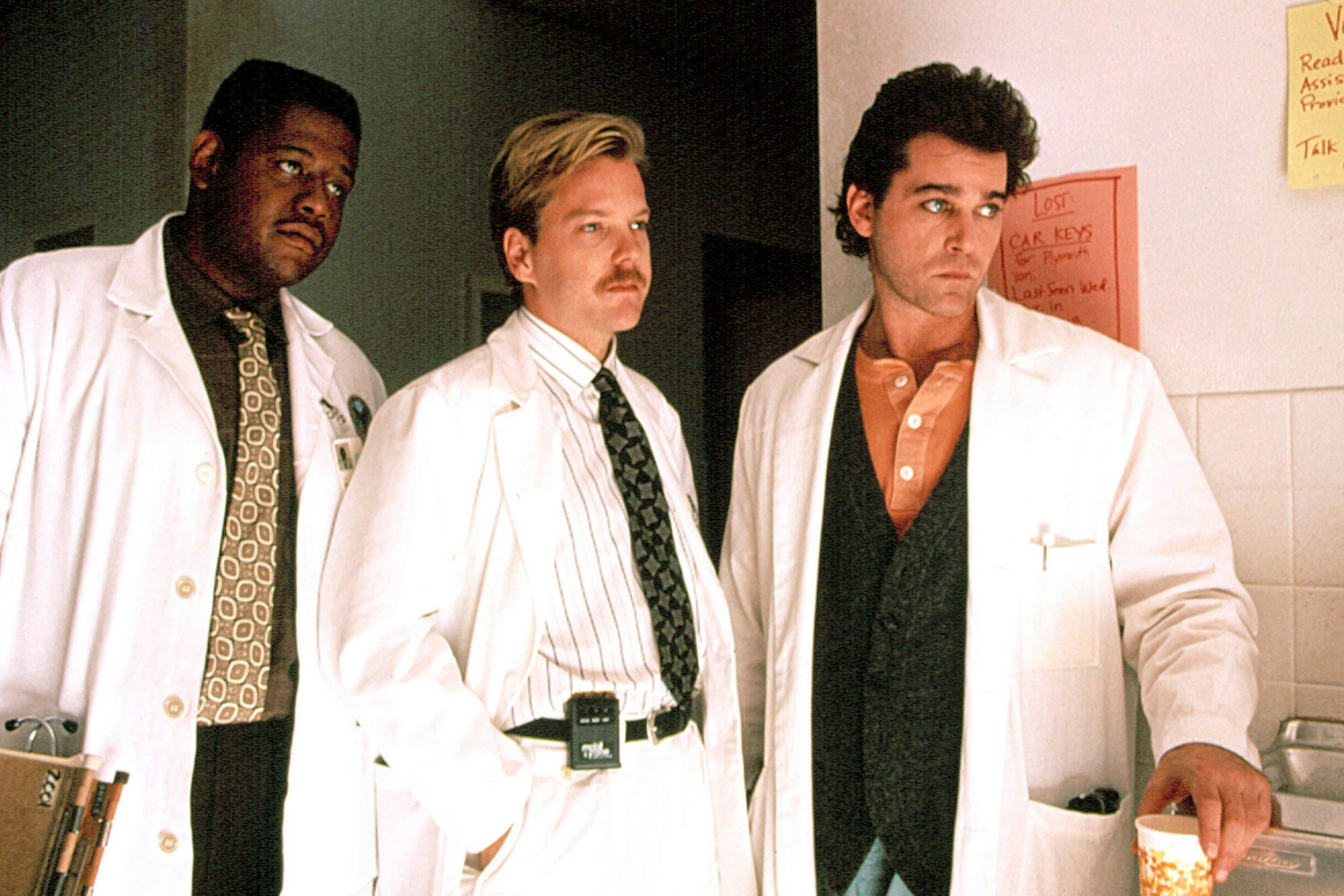 „Im Krankenhaus wird scharf geschossen“ – so lautete der Titel dieses Neunziger-Schinkens mit Forest Whitaker, Kiefer Sutherland und Ray Liotta. Den Pager hatten die Herren Mediziner selbstverständlich stets körpernah dabei.