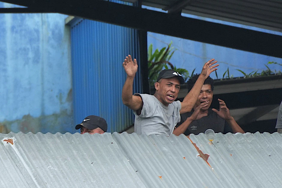 Insassen schreien aus dem Bellavista-Gefängnis, wo über Nacht in Santo Domingo de los Tsachilas, Ecuador, ein tödlicher Aufstand ausbrach.