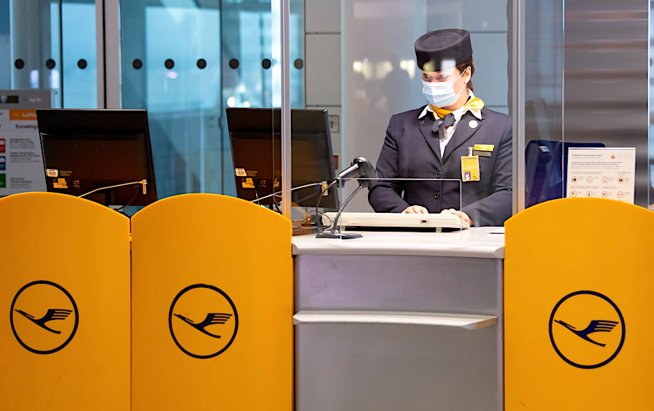 Bayern, Freising: Eine Mitarbeiterin von Lufthansa bereitet an einem Gate am Flughafen München das Boarding für einen Flug vor.