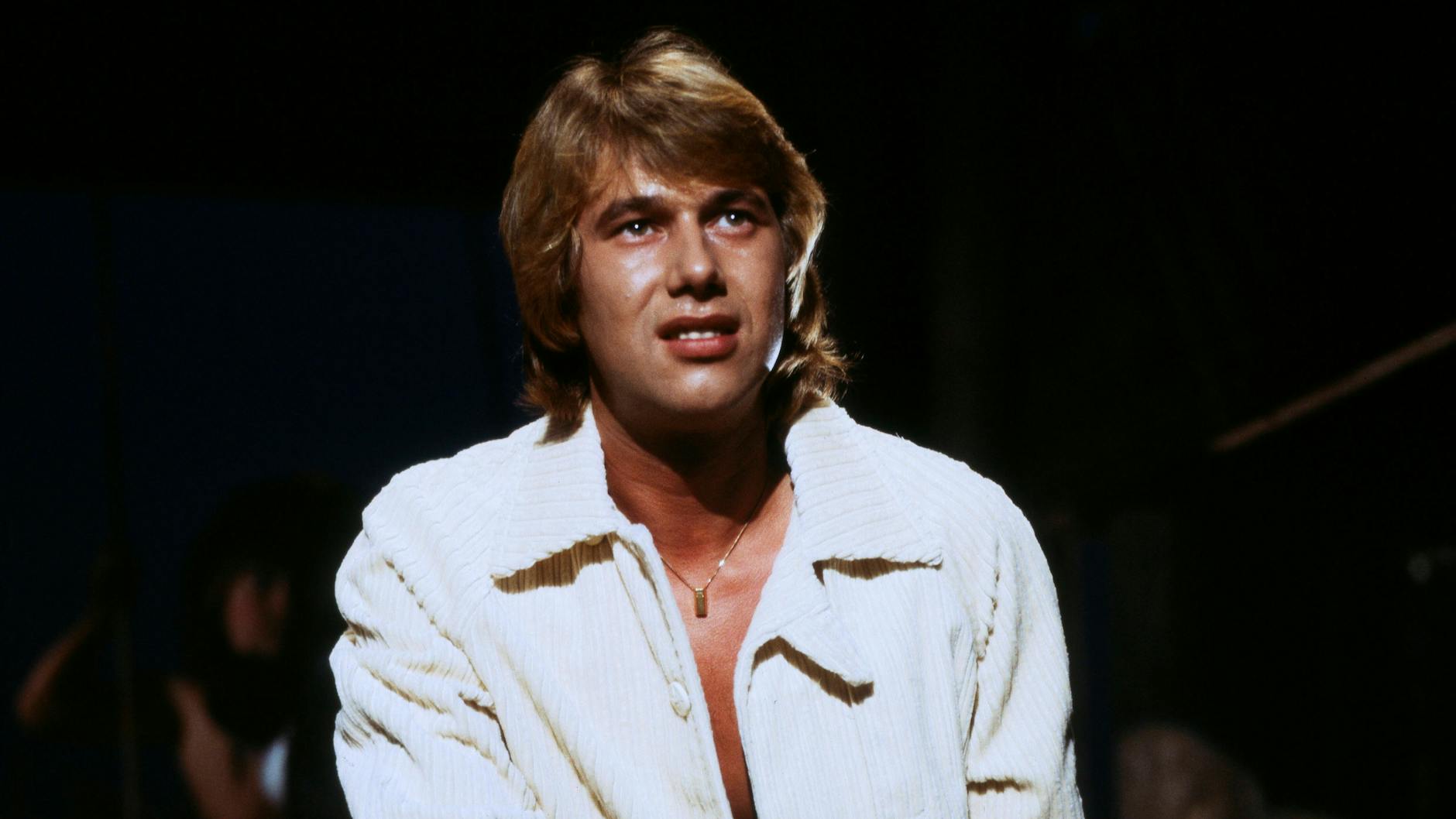 Roland Kaiser: aufgeknöpft bis zum Bauchnabel.