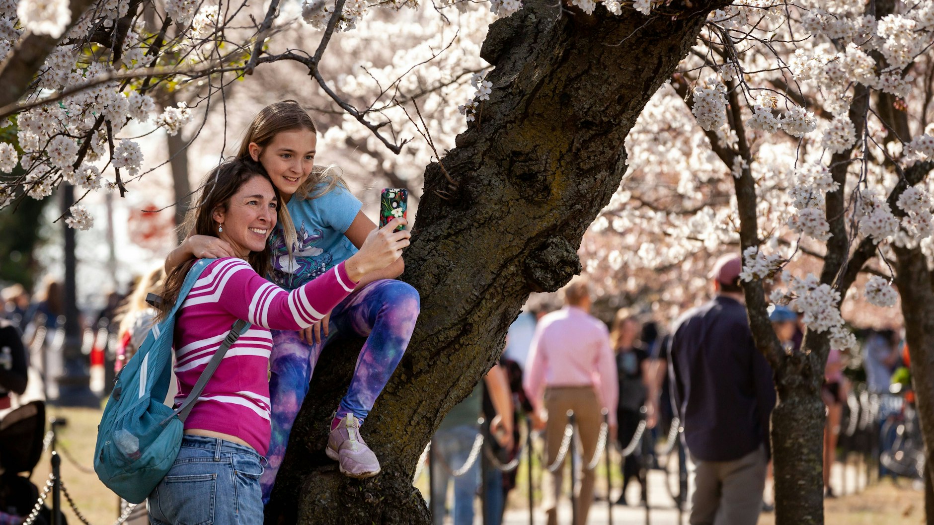 Ein Handy kann auch verbinden. Auf die konkrete Nutzung innerhalb der Familie kommt es an.