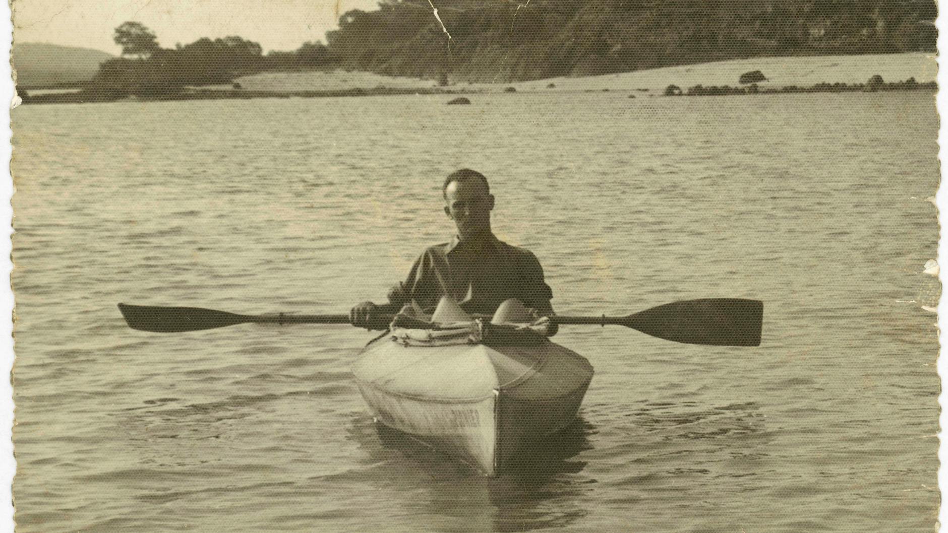Der deutsche Rekord-Paddler Oskar Speck auf einem undatierten Foto in seinem Faltboot.
