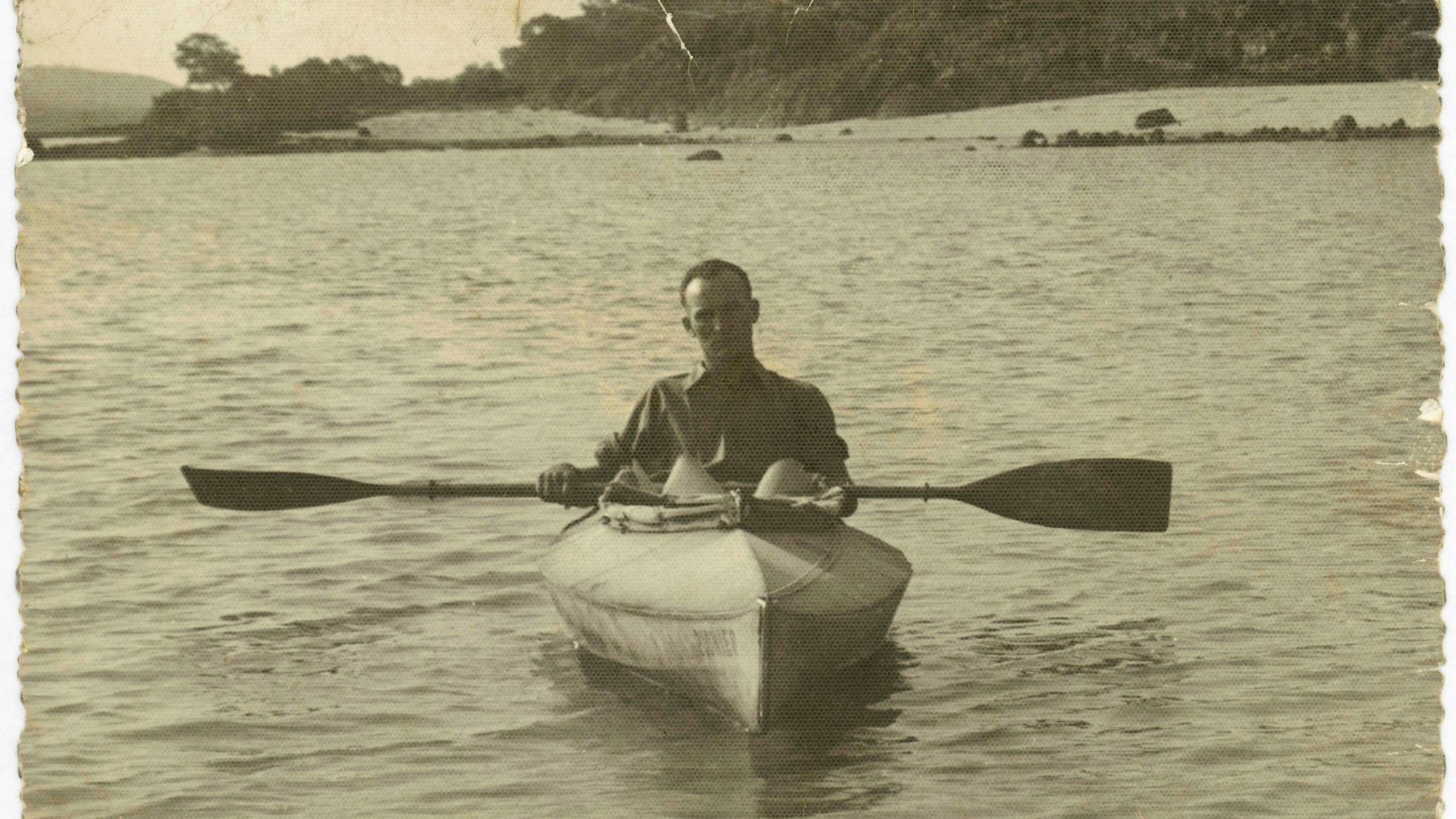 Der deutsche Rekord-Paddler Oskar Speck auf einem undatierten Foto in seinem Faltboot.