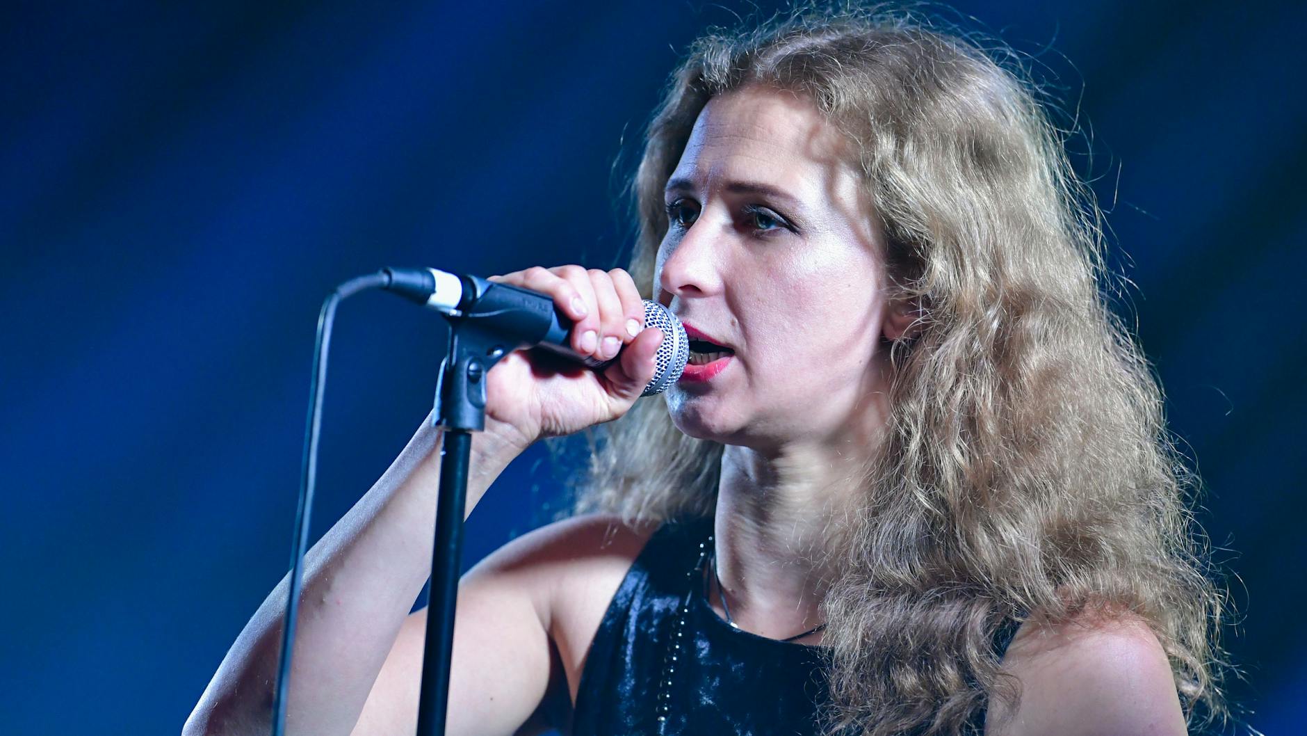 Maria Aljochina von der Punkband „Pussy Riot“ bei einem Auftritt in Deutschland (Archivfoto).