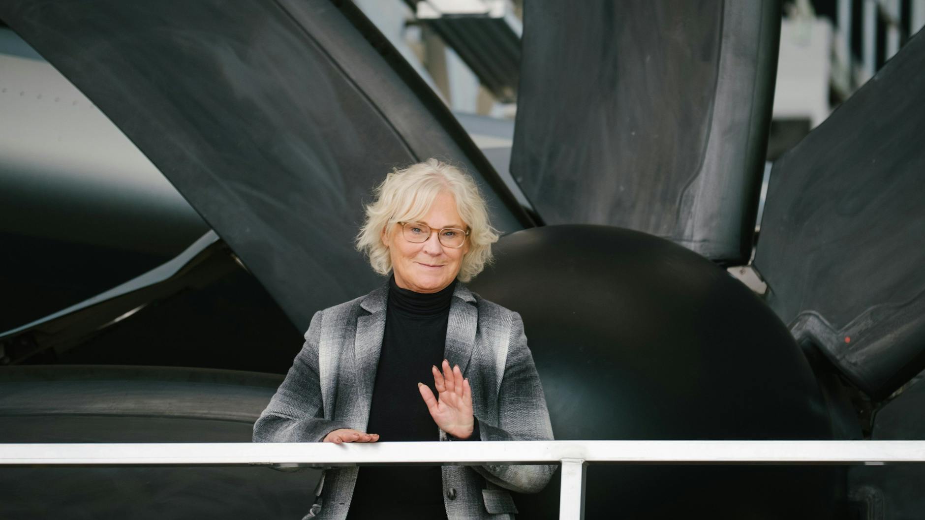 Bundesverteidigungsministerin Christine Lambrecht (SPD) steht bei ihrem Besuch beim Lufttransportgeschwader 62 im niedersächsischen Wunstorf vor dem Propeller eines A400M.