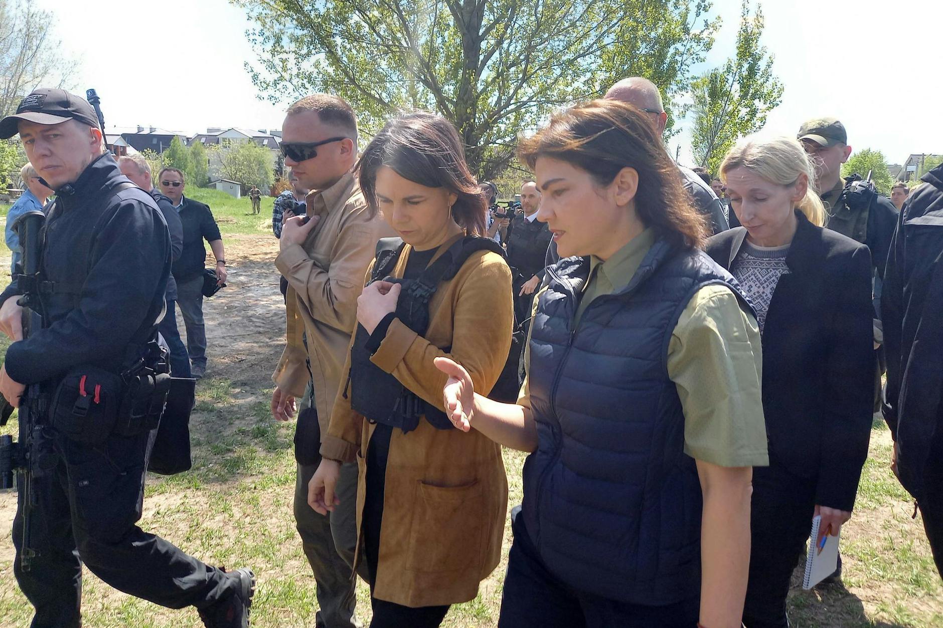 Außenministerin Annalena Baerbock mit der ukrainischen Generalstaatsanwältin Iryna Wenediktowa (r.) in Butscha