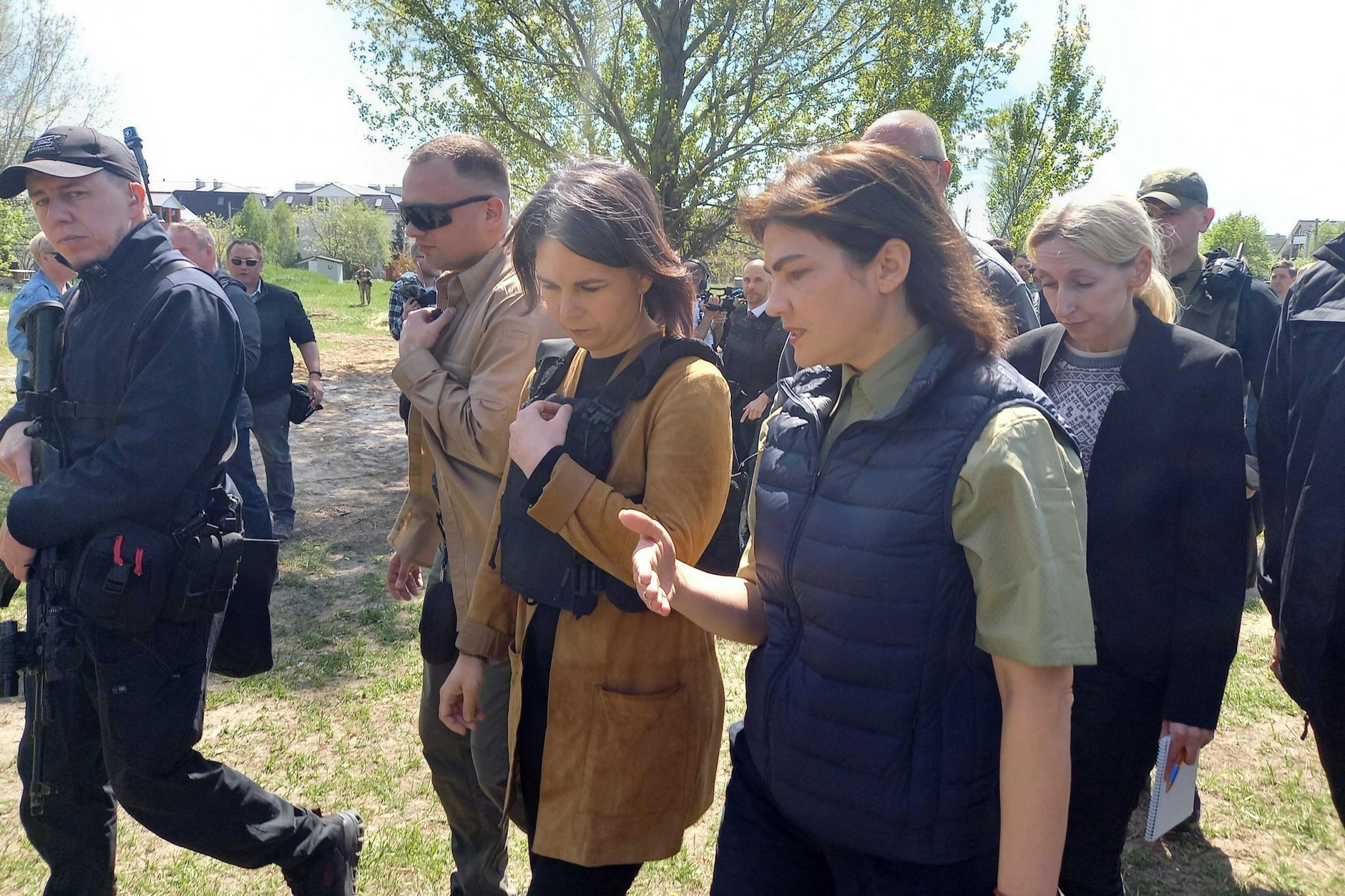 Außenministerin Annalena Baerbock mit der ukrainischen Generalstaatsanwältin Iryna Wenediktowa (r.) in Butscha