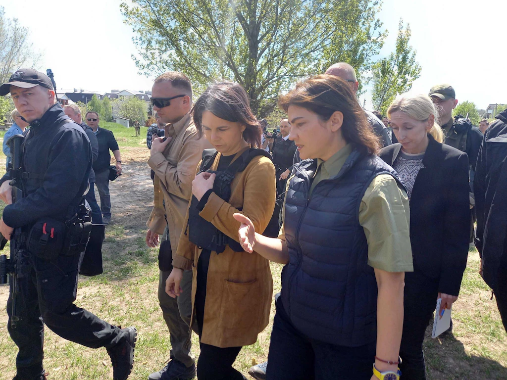 Außenministerin Annalena Baerbock in der Ukraine: Artillerie-Schulung für Ukrainer beginnt