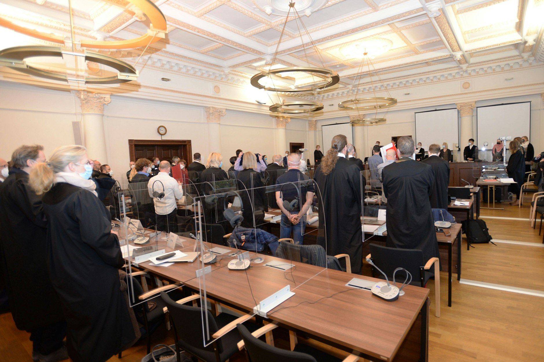 Im Gerichtssaal wird die Öffentlichkeit gebeten, vor dem Prozess den Raum zu verlassen