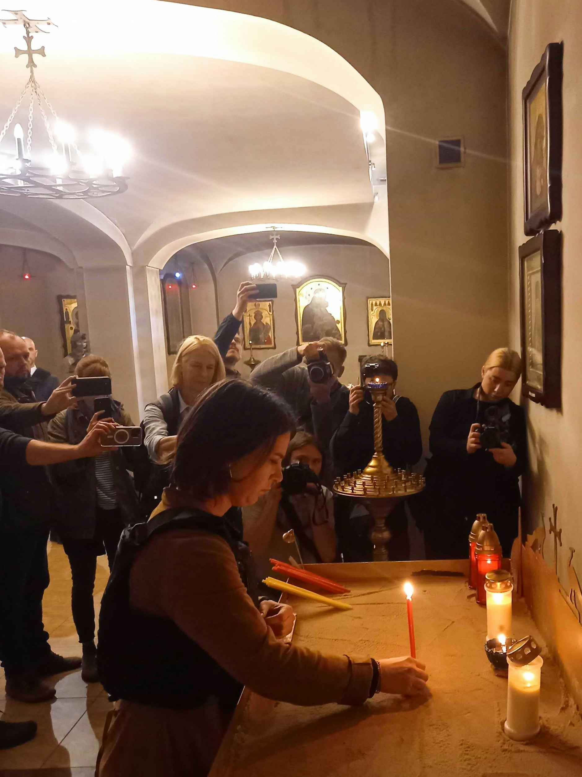 Annalena Baerbock zündete in einer Kirche von Butscha eine Kerze für die Opfer der russischen Massaker an