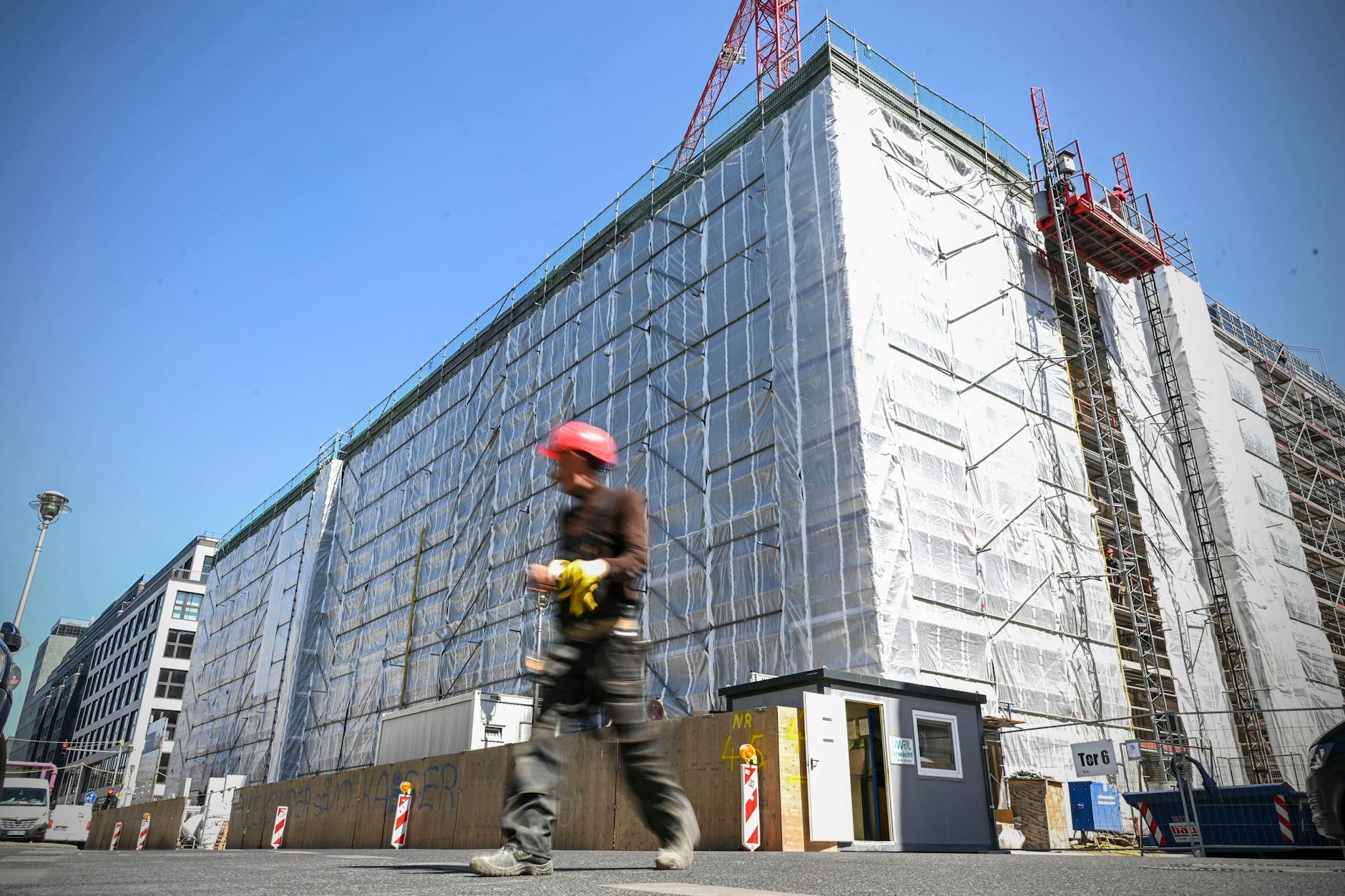 Wird später fertig und teurer: Umbau der ehemaligen US-Botschaft an der Neustädtischen Kirchstraße – eines der Pannenprojekte im Parlamentsviertel.